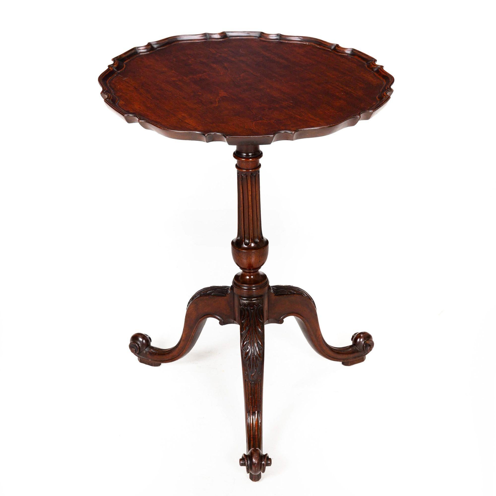 Britannique Table à tarte Chippendale anglaise ancienne en acajou sculpté, vers 1760 en vente
