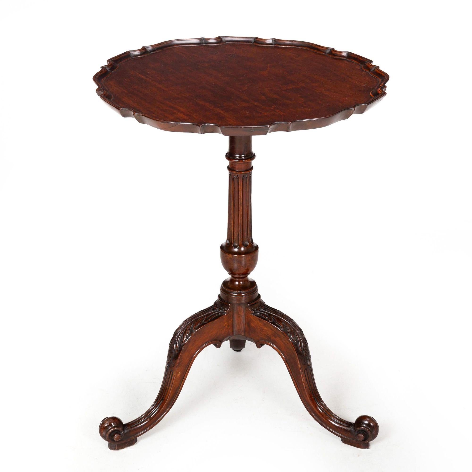 Table à tarte Chippendale anglaise ancienne en acajou sculpté, vers 1760 Bon état - En vente à Shippensburg, PA