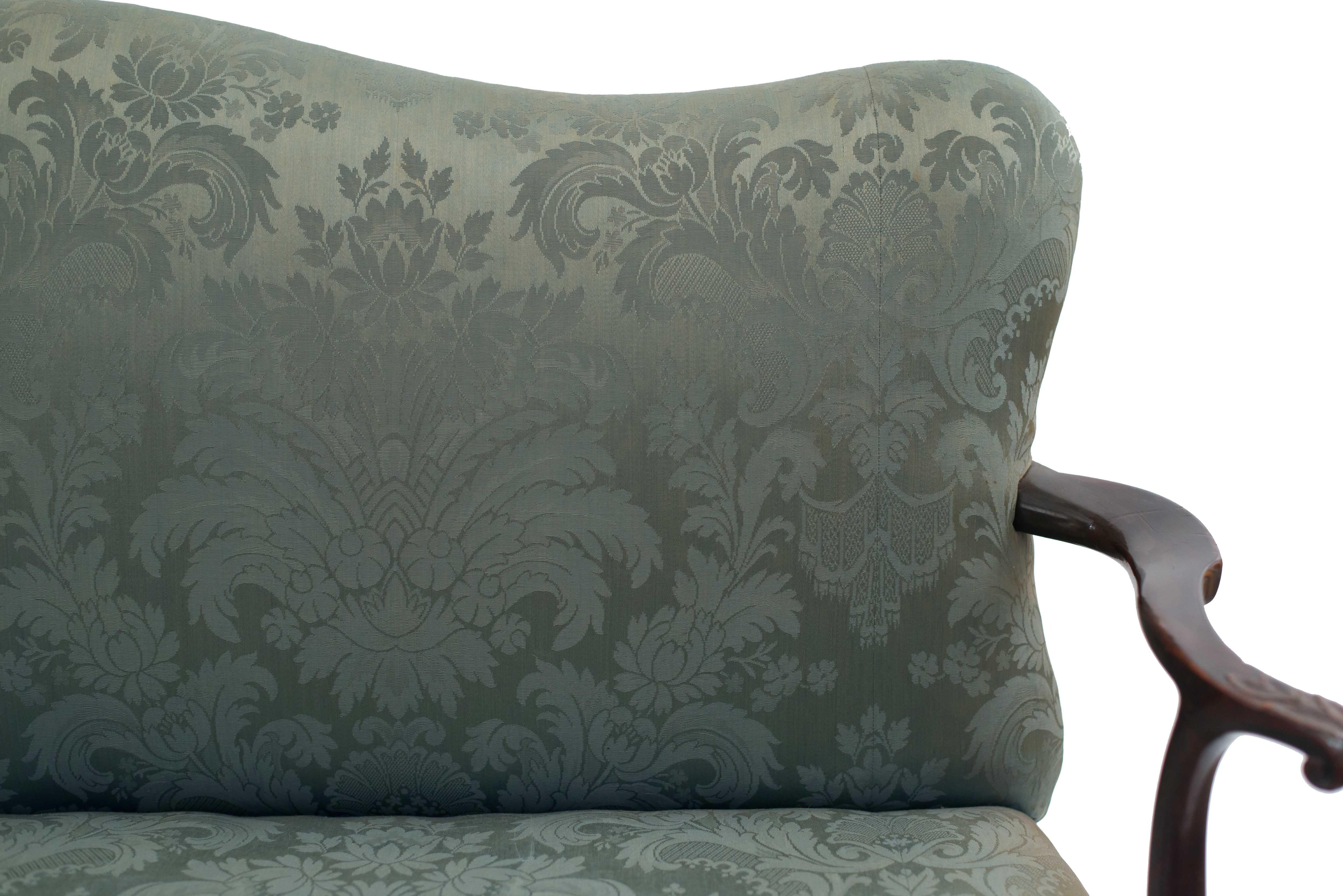 English Chippendale Blue Damask Settee In Good Condition For Sale In New York, NY