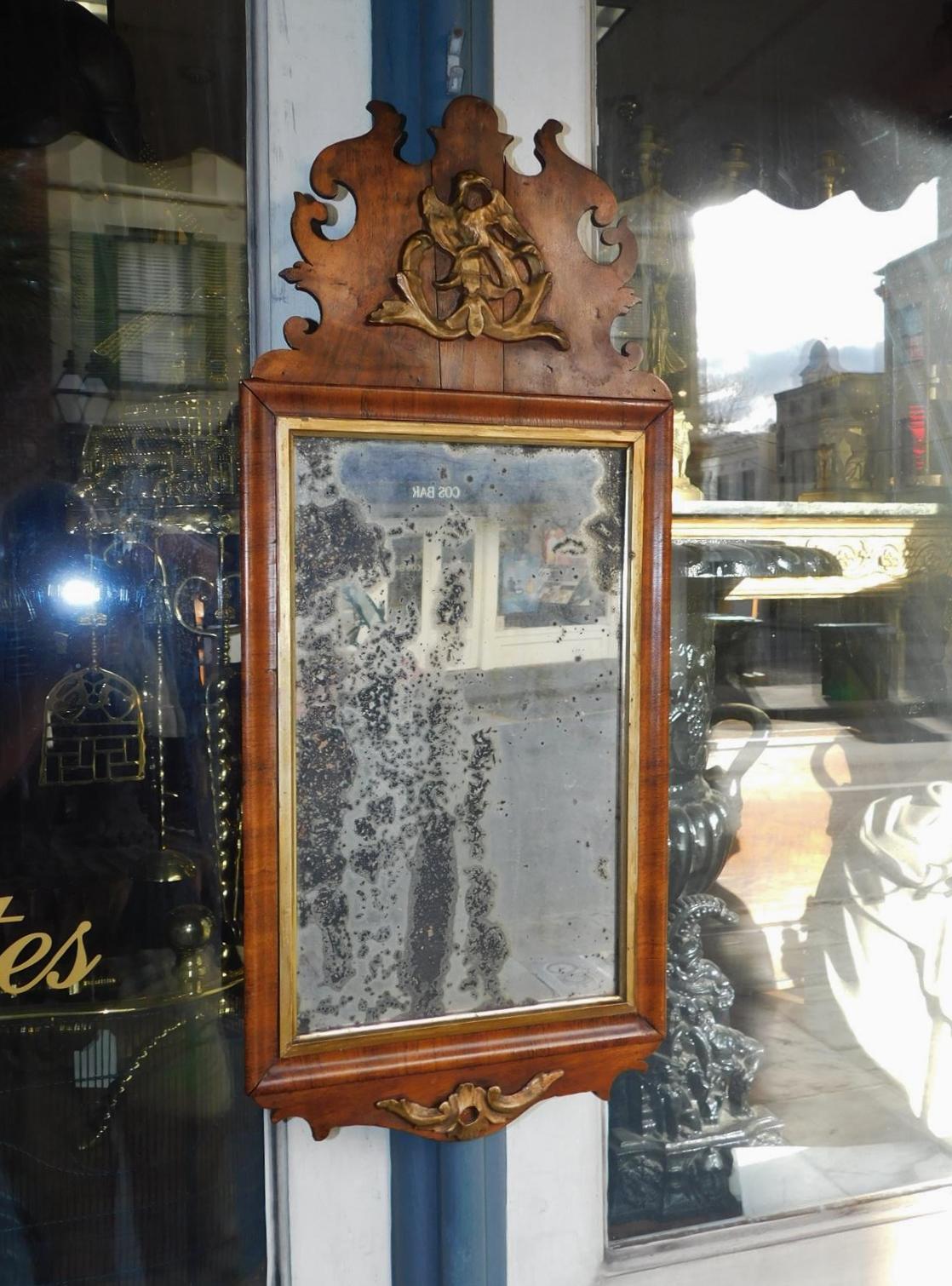 Specchio da parete Chippendale in radica di noce e foglie d'aquila dorate, fine del XVIII secolo. Lo specchio conserva il vetro originale e il supporto in Wood.
