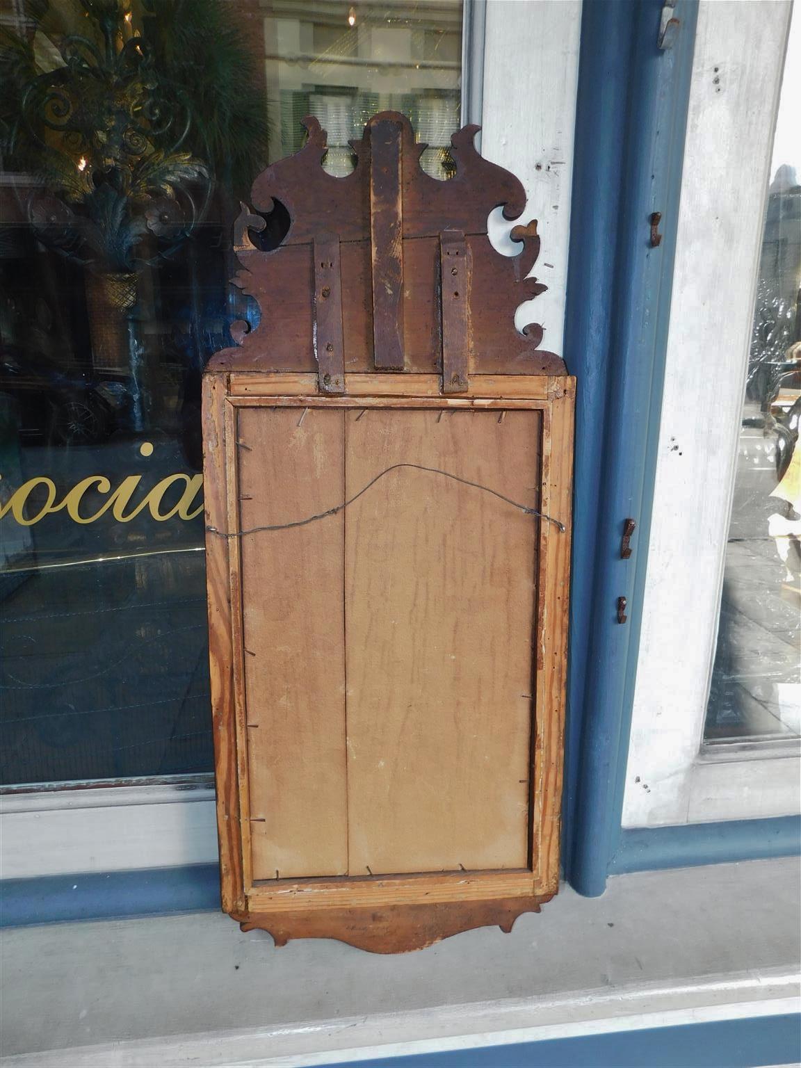 Specchio da parete Chippendale inglese in radica di noce e fogliame d'aquila dorato, 1770 circa In condizioni ottime in vendita a Charleston, SC
