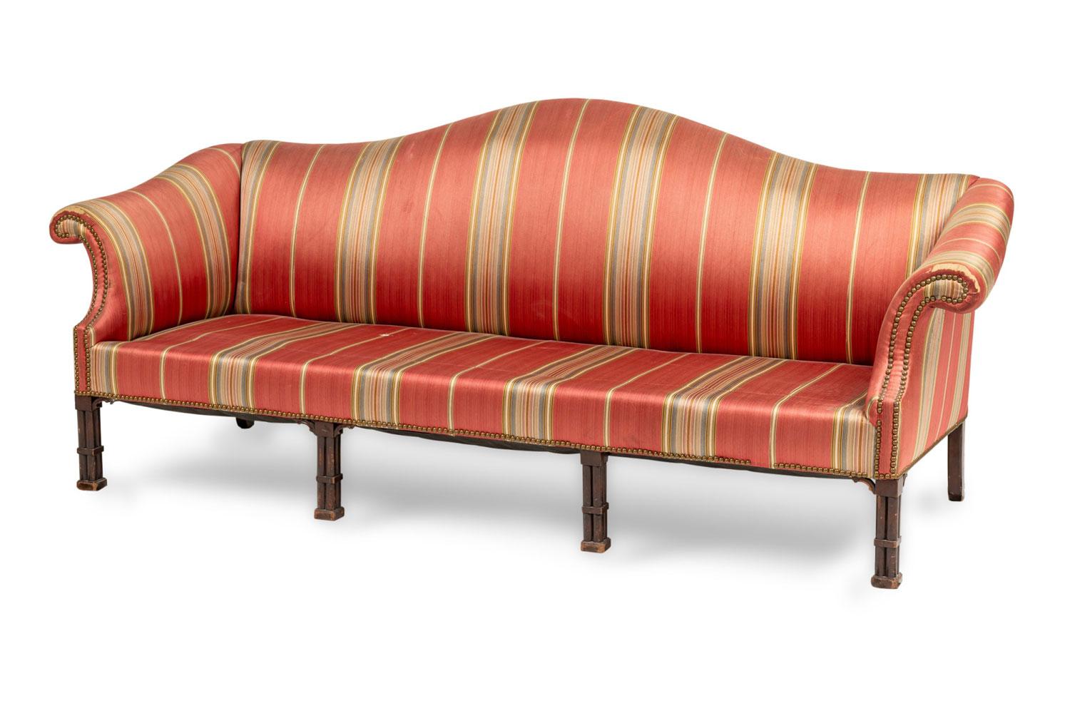 20ième siècle English Chippendale Candy Striped Camelback Sofa en vente