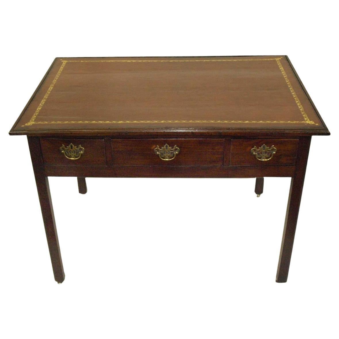 Table à écrire anglaise Chippendale à plateau en cuir en vente