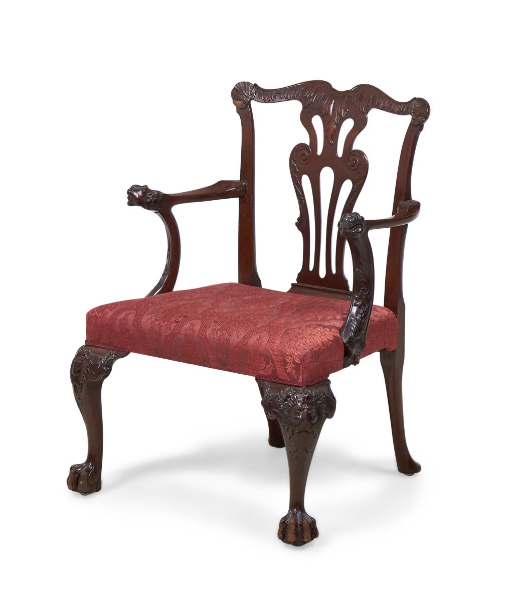 Englischer Esszimmer-Sessel aus Mahagoni im Chippendale-Stil (19. Jahrhundert) mit geschnitzter, durchbrochener Rückenlehne und zwei geschnitzten Mahagoni-Armlehnen, die in geschnitzten Löwengesichtern enden, über einem mit rotem Stoff gepolsterten
