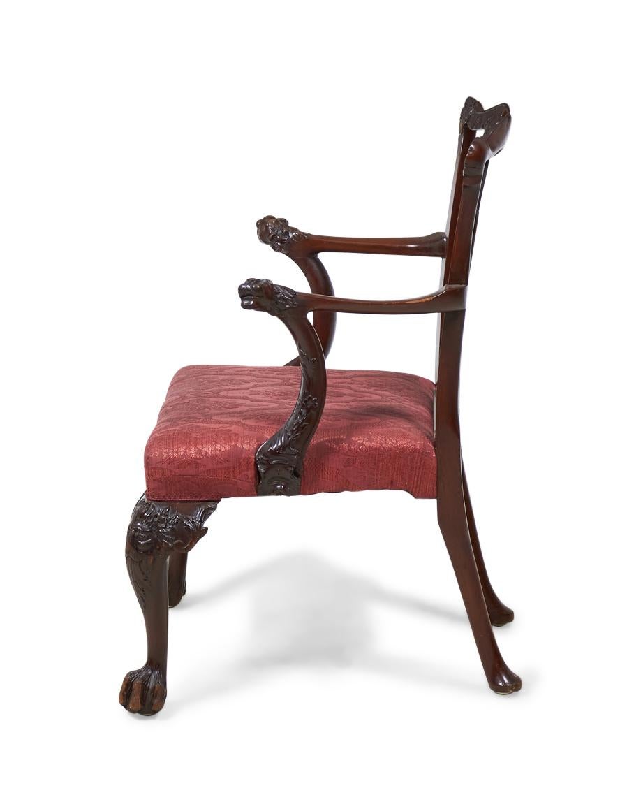 Englischer Chippendale-Esszimmerstuhl aus Mahagoni mit roter Polsterung (Britisch) im Angebot