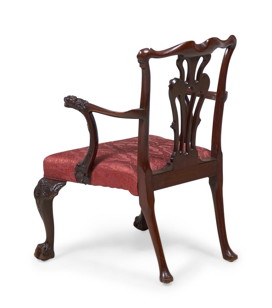 Englischer Chippendale-Esszimmerstuhl aus Mahagoni mit roter Polsterung (Handgeschnitzt) im Angebot