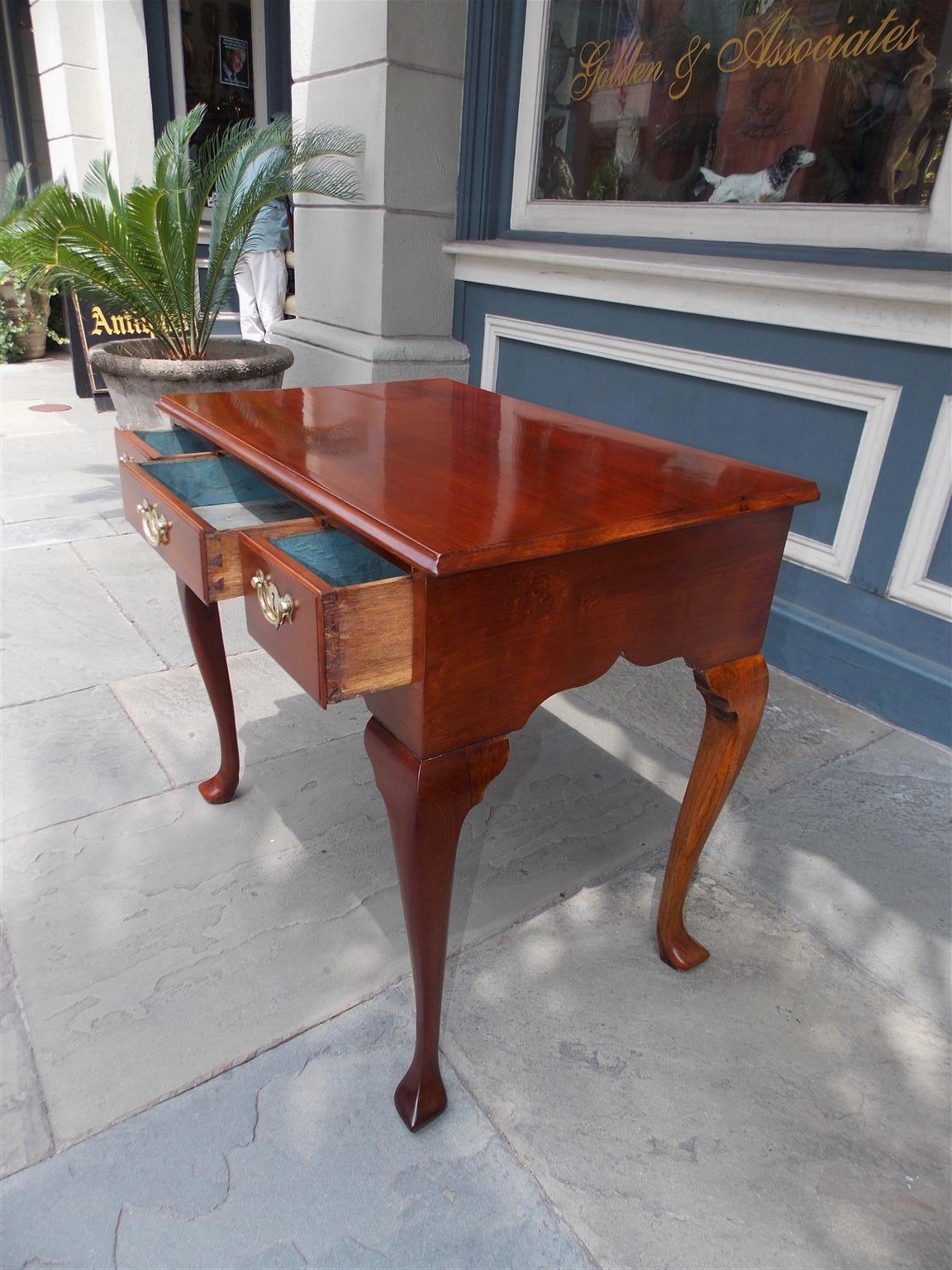 Inglese Mobiletto a tre cassetti in mogano e noce Chippendale inglese, 1770 circa in vendita