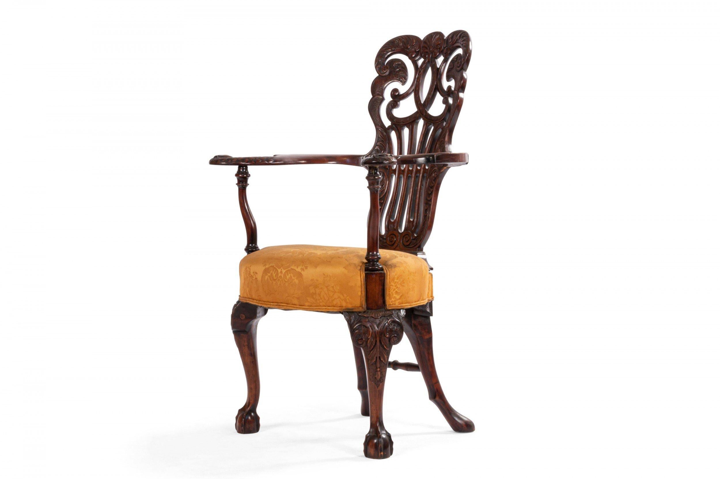 Zwei geschnitzte Mahagoni-Sessel im englischen Chippendale-Stil mit offener Rückenlehne und goldenem Sitz. (19. Jahrhundert).