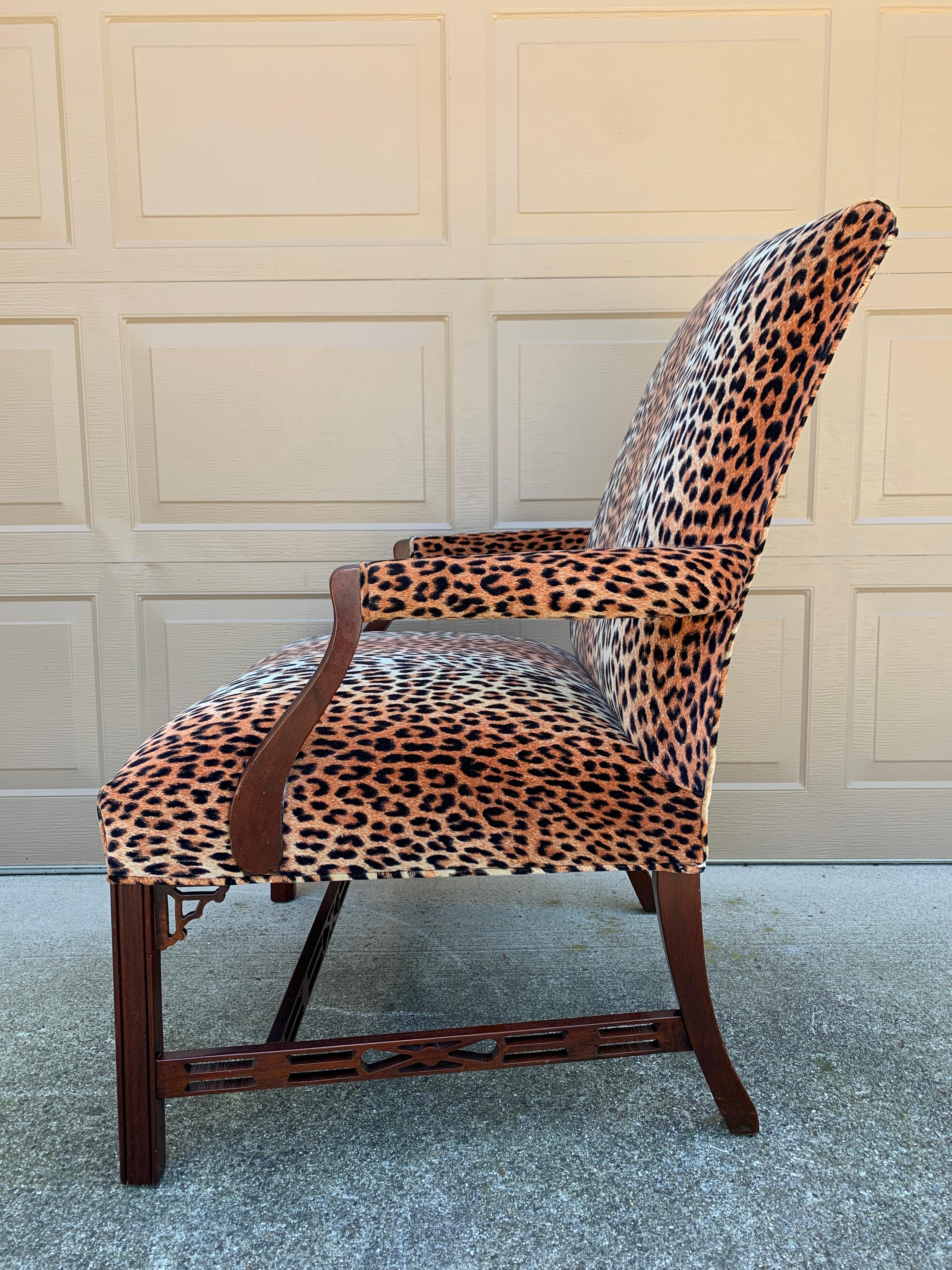 Englischer Chippendale-Sessel aus Mahagoni mit Leoparden-Polsterung im Angebot 5