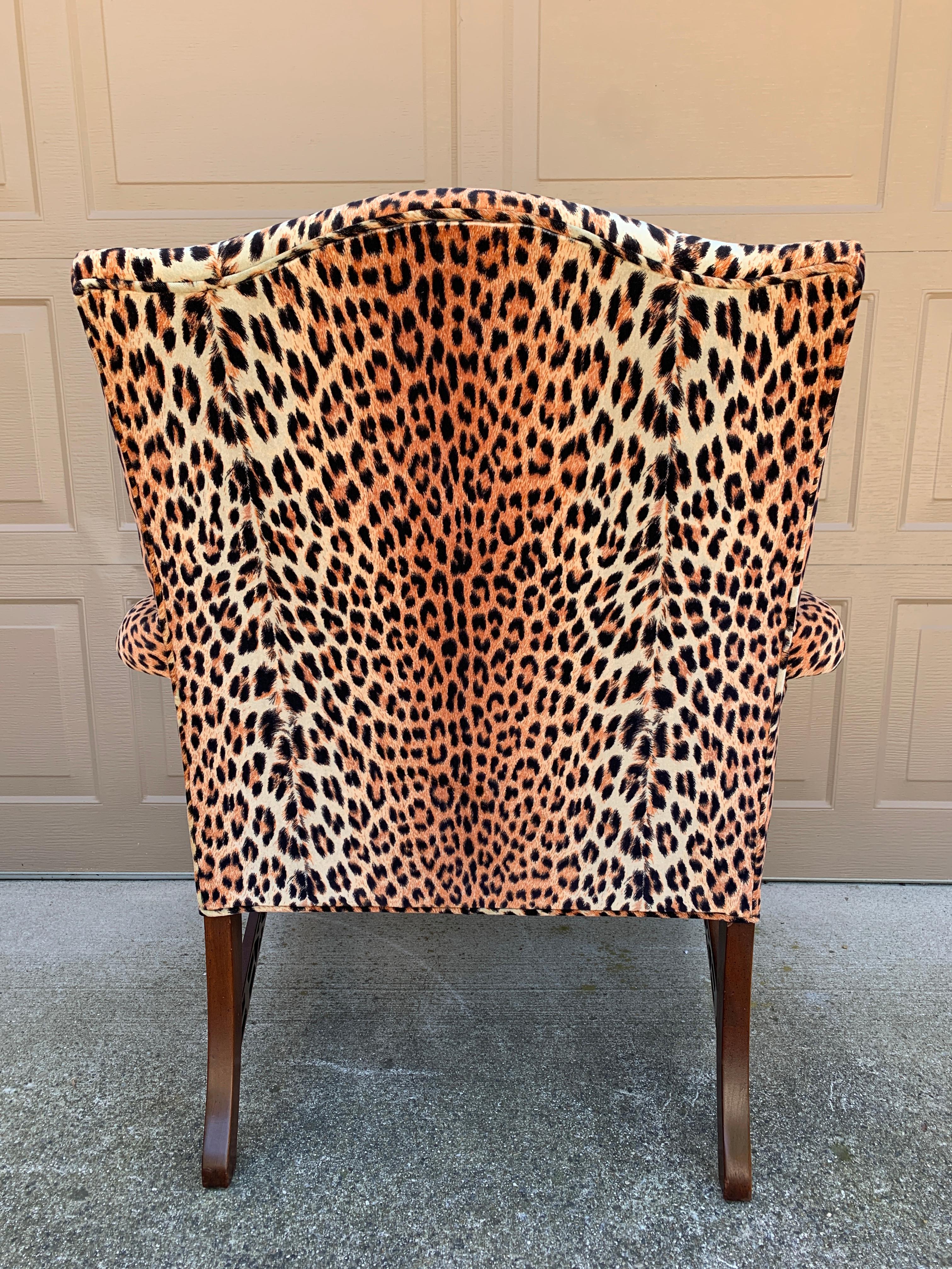 Englischer Chippendale-Sessel aus Mahagoni mit Leoparden-Polsterung im Angebot 6