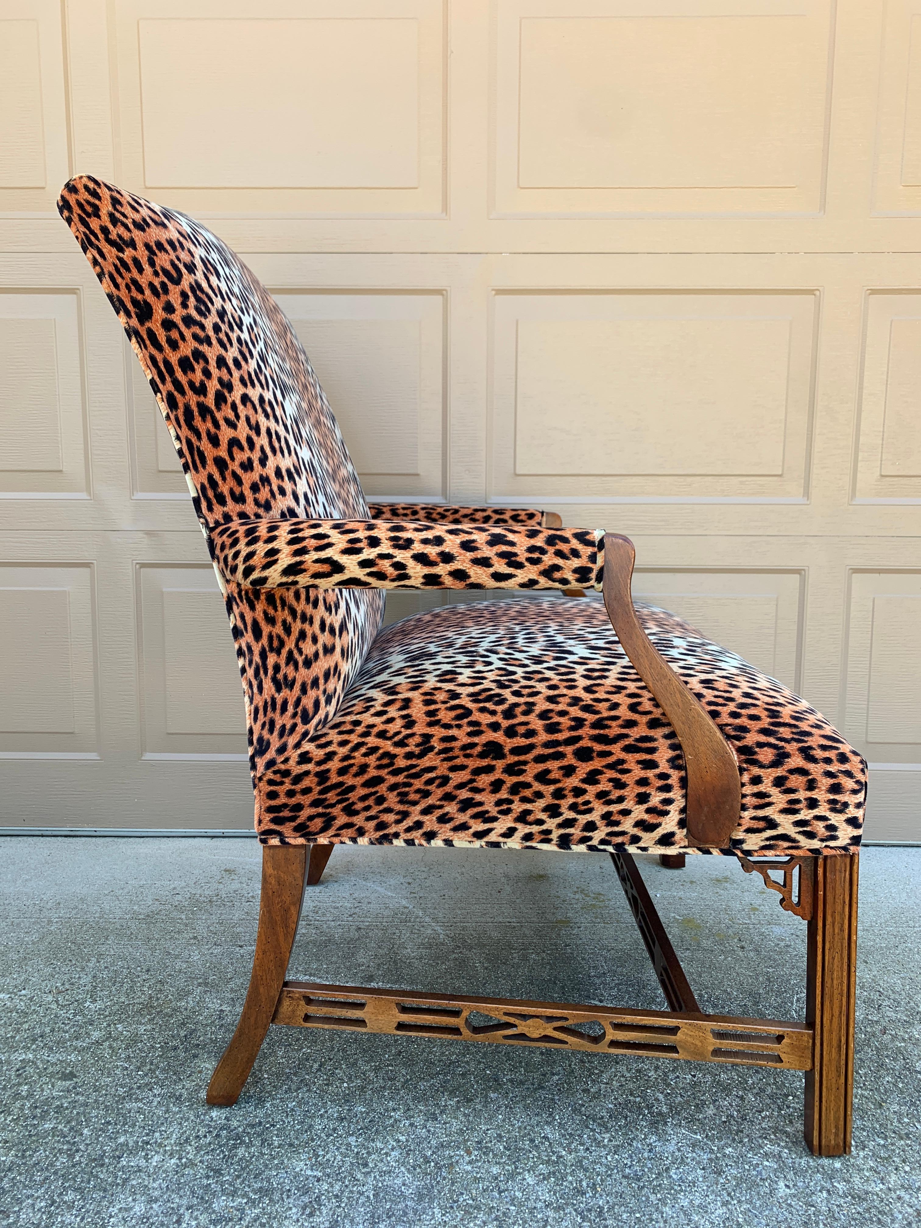 Englischer Chippendale-Sessel aus Mahagoni mit Leoparden-Polsterung im Angebot 7