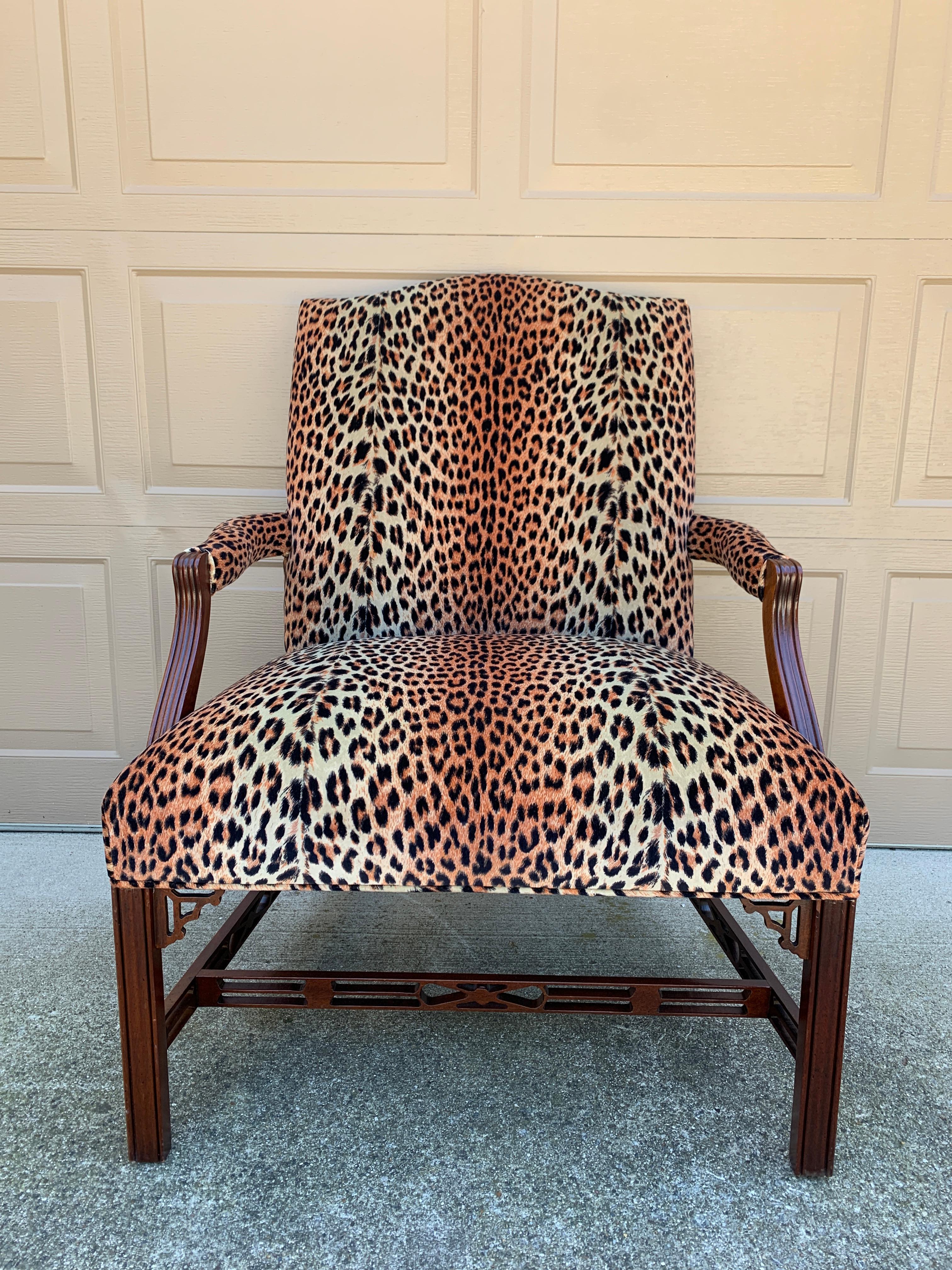 Ein wunderschöner Sessel im georgianischen oder Chippendale-Stil

Nach dem Vorbild von Baker Furniture

USA, Ende des 20. Jahrhunderts

Gestell aus geschnitztem Mahagoni, Polsterung mit Leopardenmuster

Maße: 31,75 