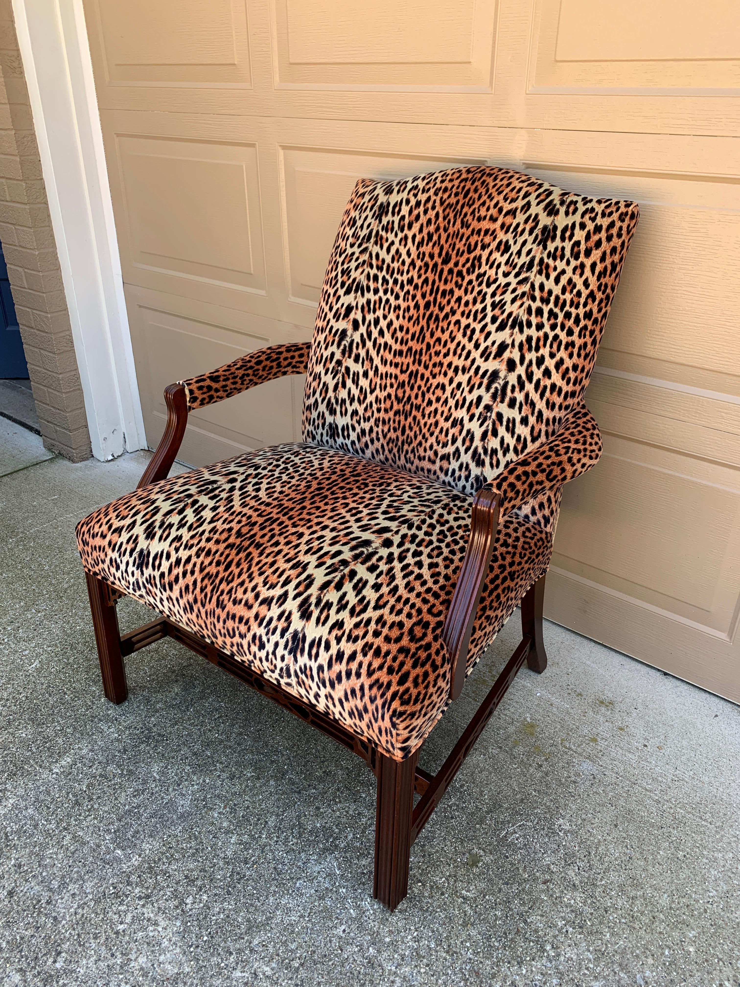 Englischer Chippendale-Sessel aus Mahagoni mit Leoparden-Polsterung (amerikanisch) im Angebot