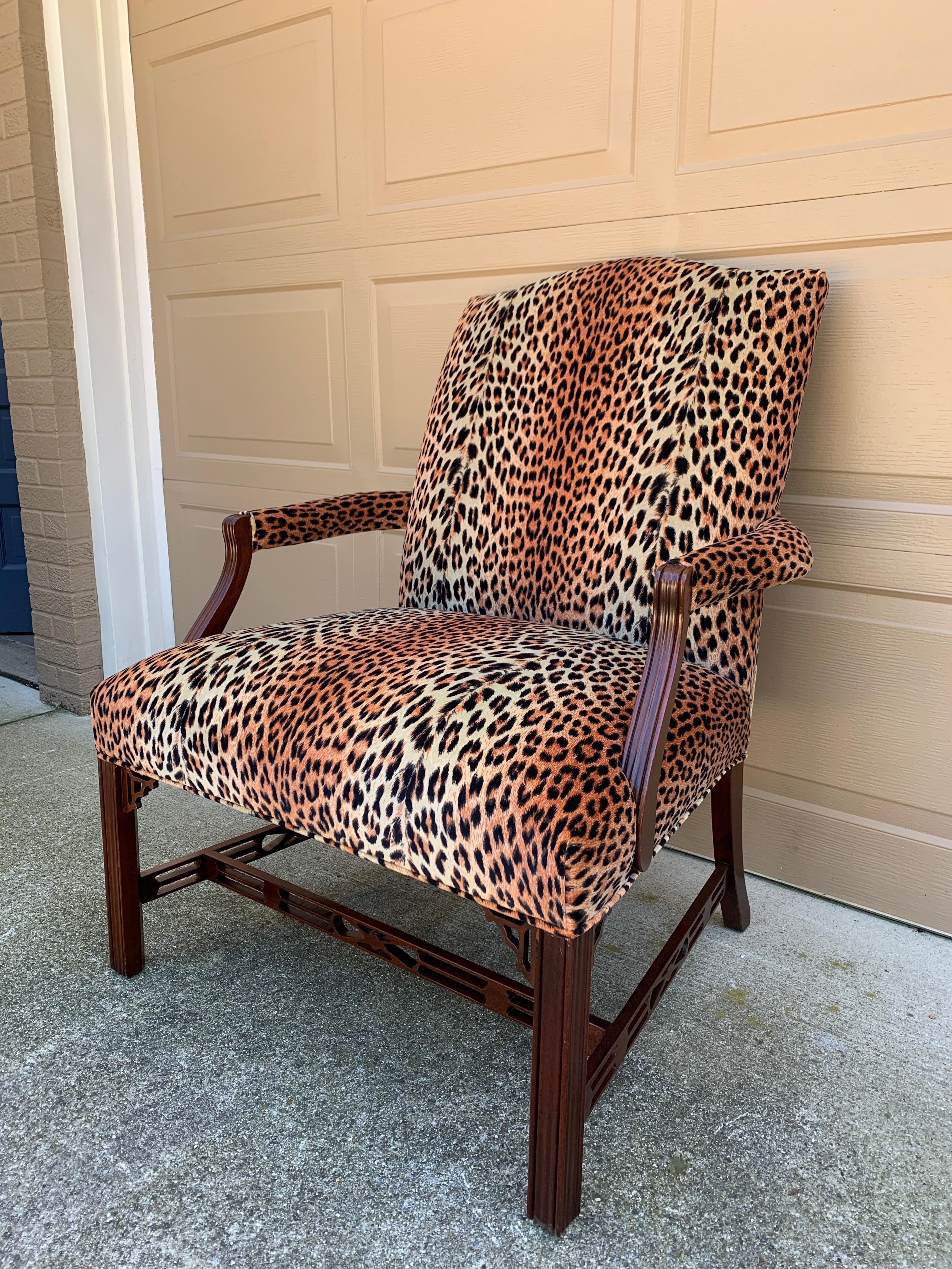 Englischer Chippendale-Sessel aus Mahagoni mit Leoparden-Polsterung im Zustand „Gut“ im Angebot in Elkhart, IN