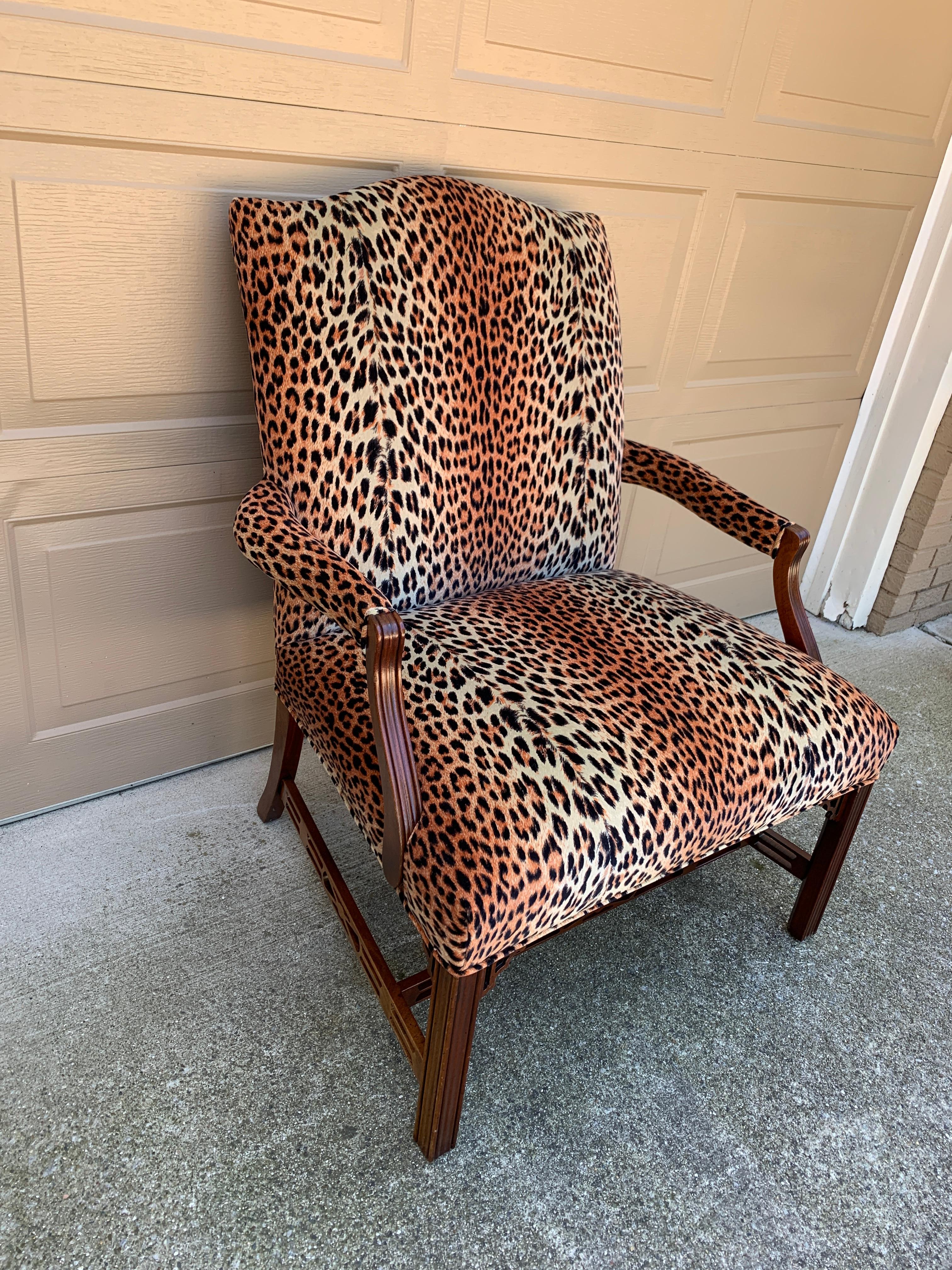 Englischer Chippendale-Sessel aus Mahagoni mit Leoparden-Polsterung (20. Jahrhundert) im Angebot