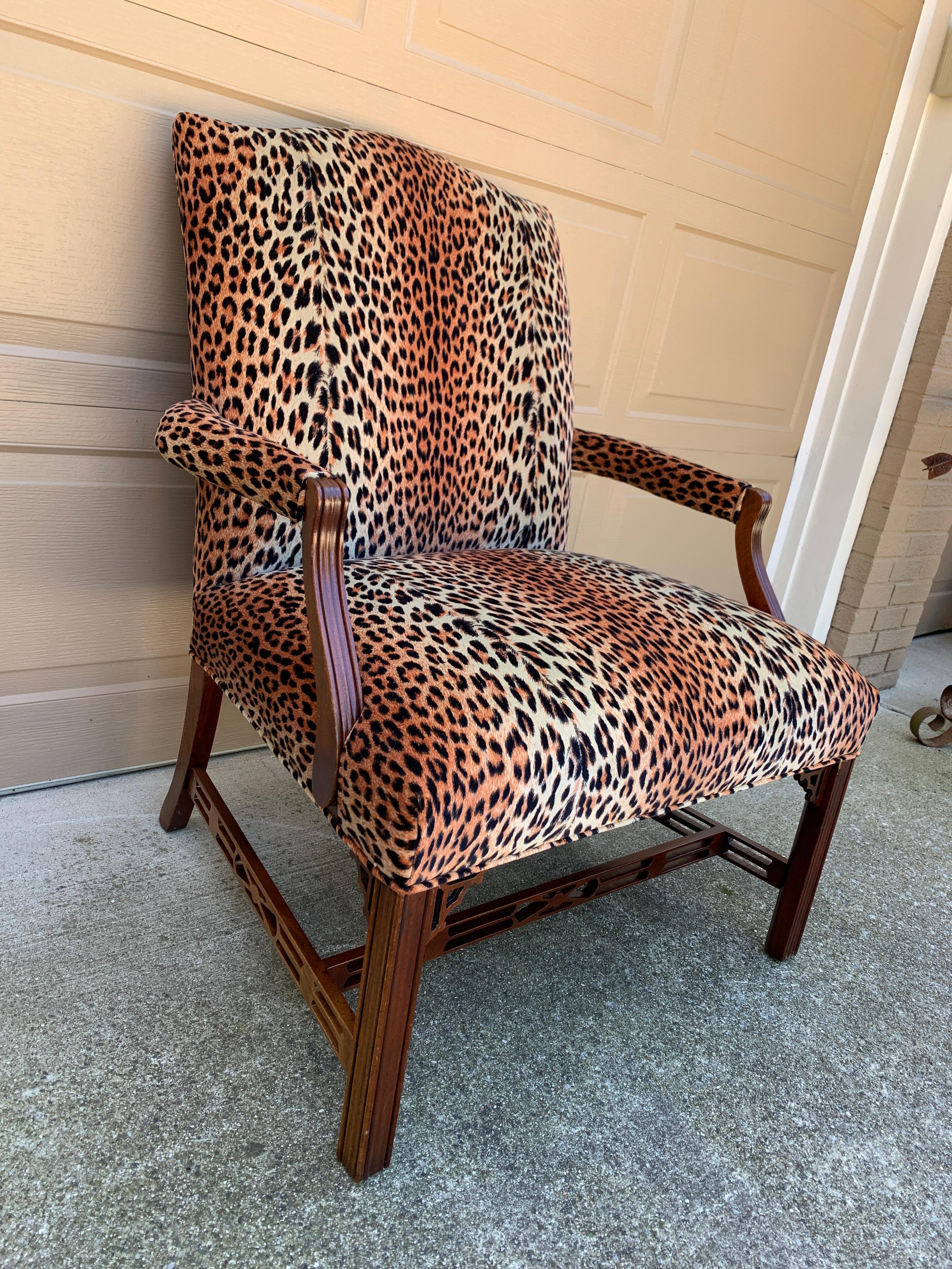 Englischer Chippendale-Sessel aus Mahagoni mit Leoparden-Polsterung im Angebot 1