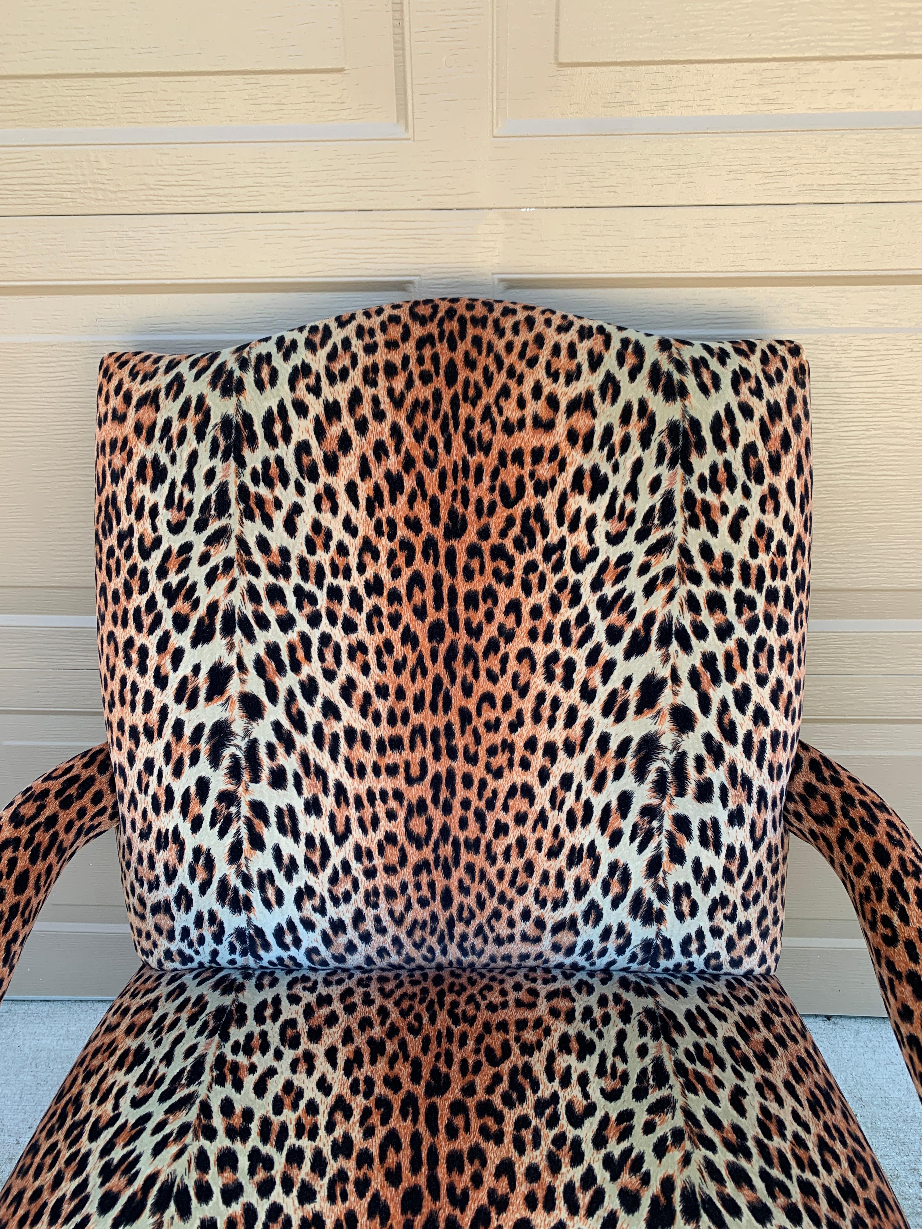 Englischer Chippendale-Sessel aus Mahagoni mit Leoparden-Polsterung im Angebot 2