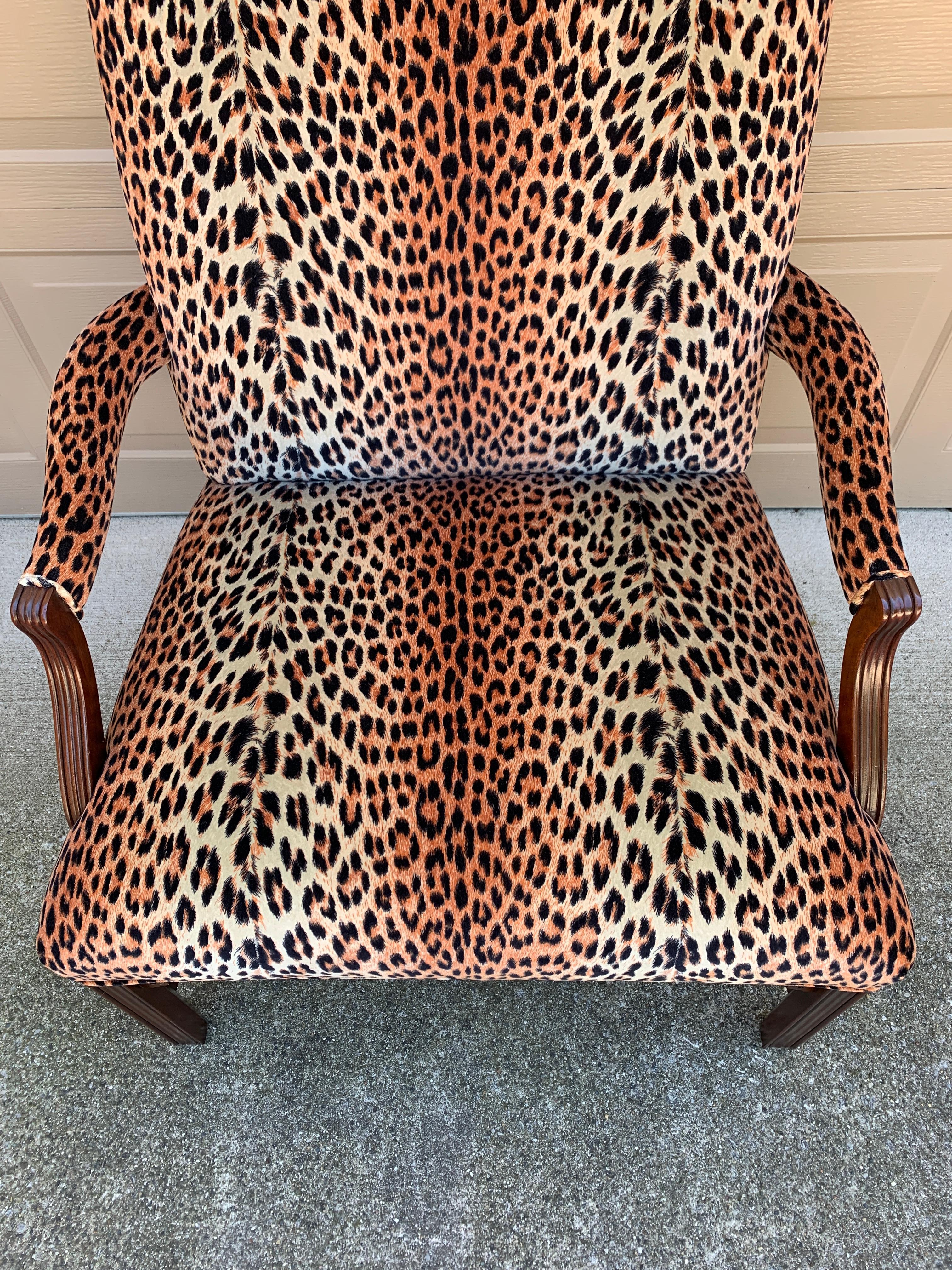 Englischer Chippendale-Sessel aus Mahagoni mit Leoparden-Polsterung im Angebot 3