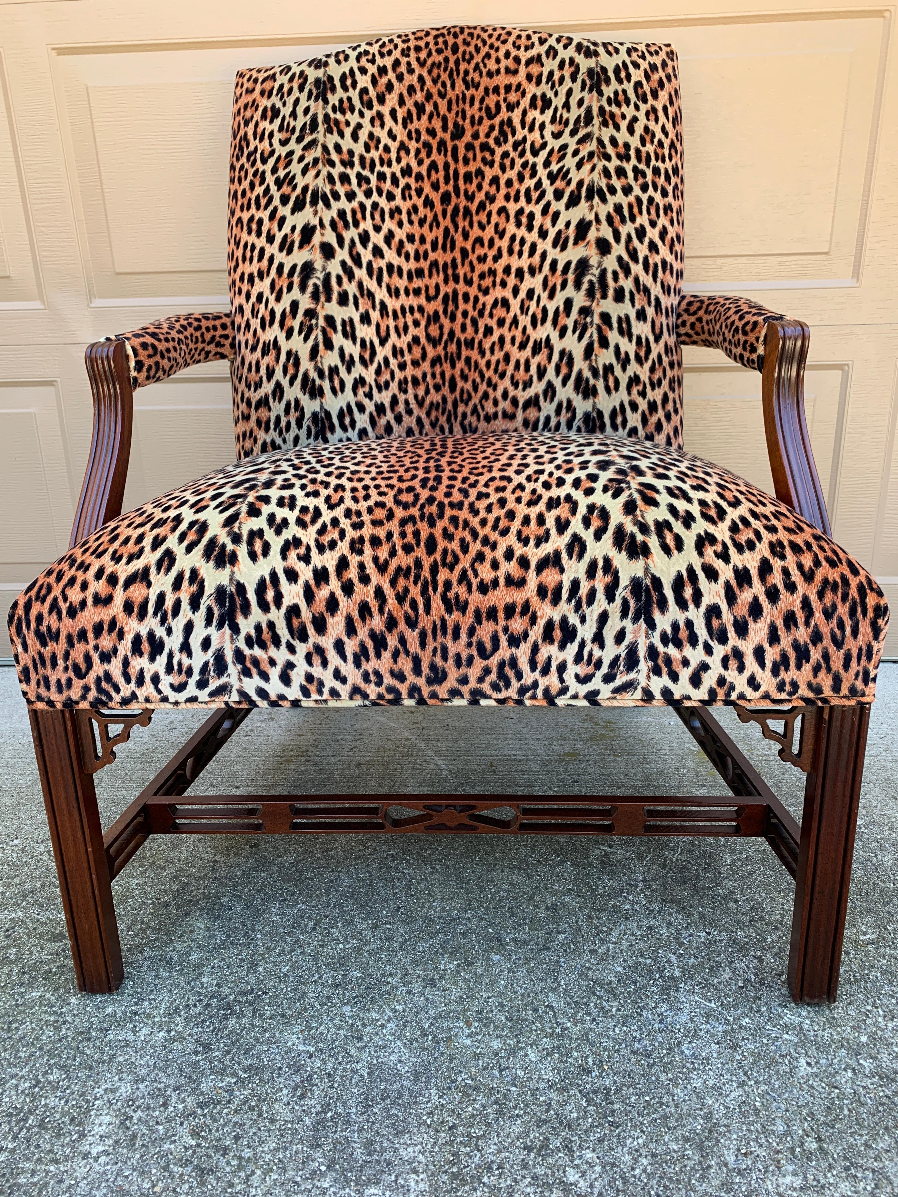 Englischer Chippendale-Sessel aus Mahagoni mit Leoparden-Polsterung im Angebot 4
