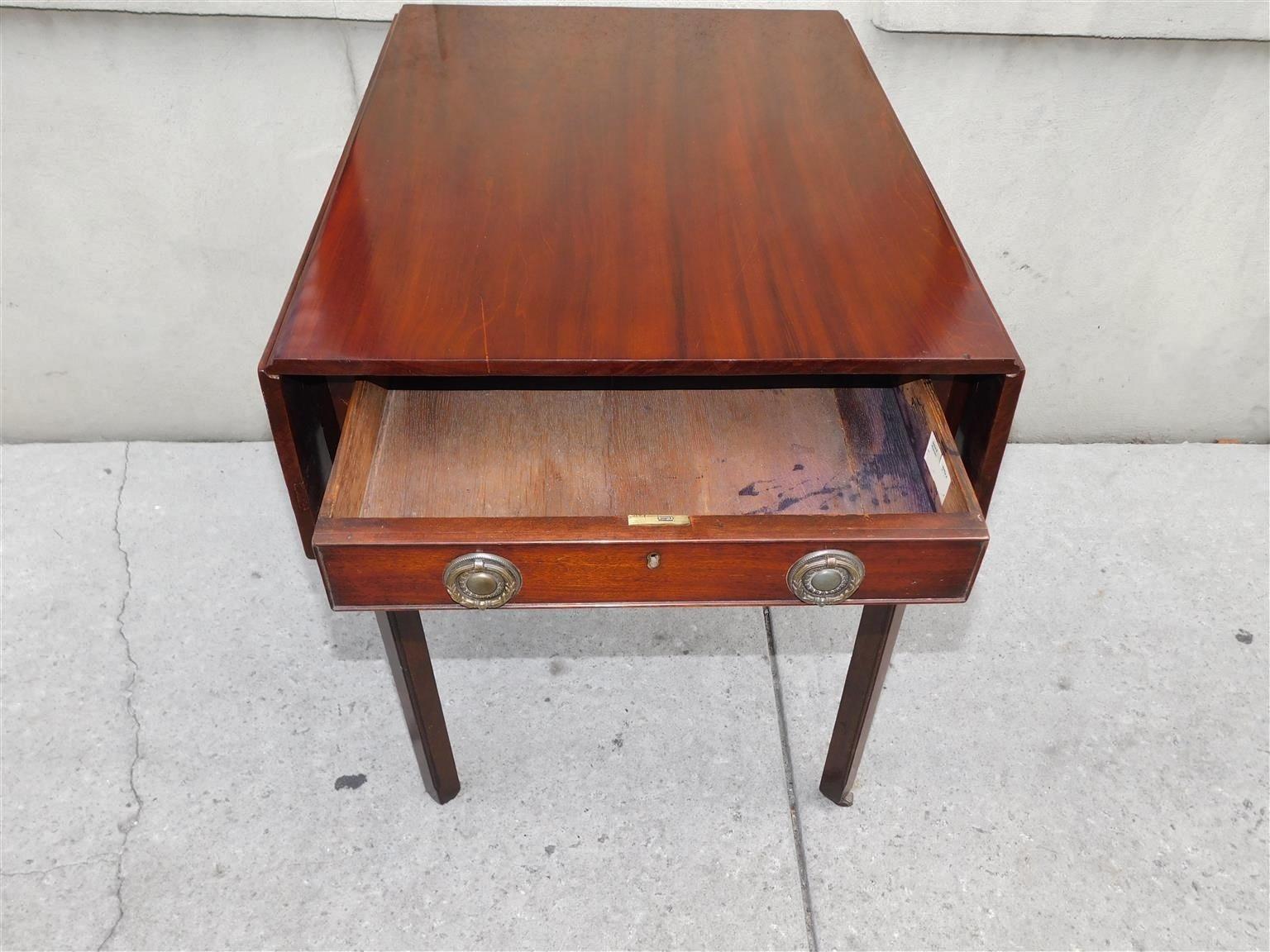English Chippendale Mahogany Drop Leaf Pembroke Table w/ Barrel Casters, C. 1770 In Excellent Condition For Sale In Charleston, SC