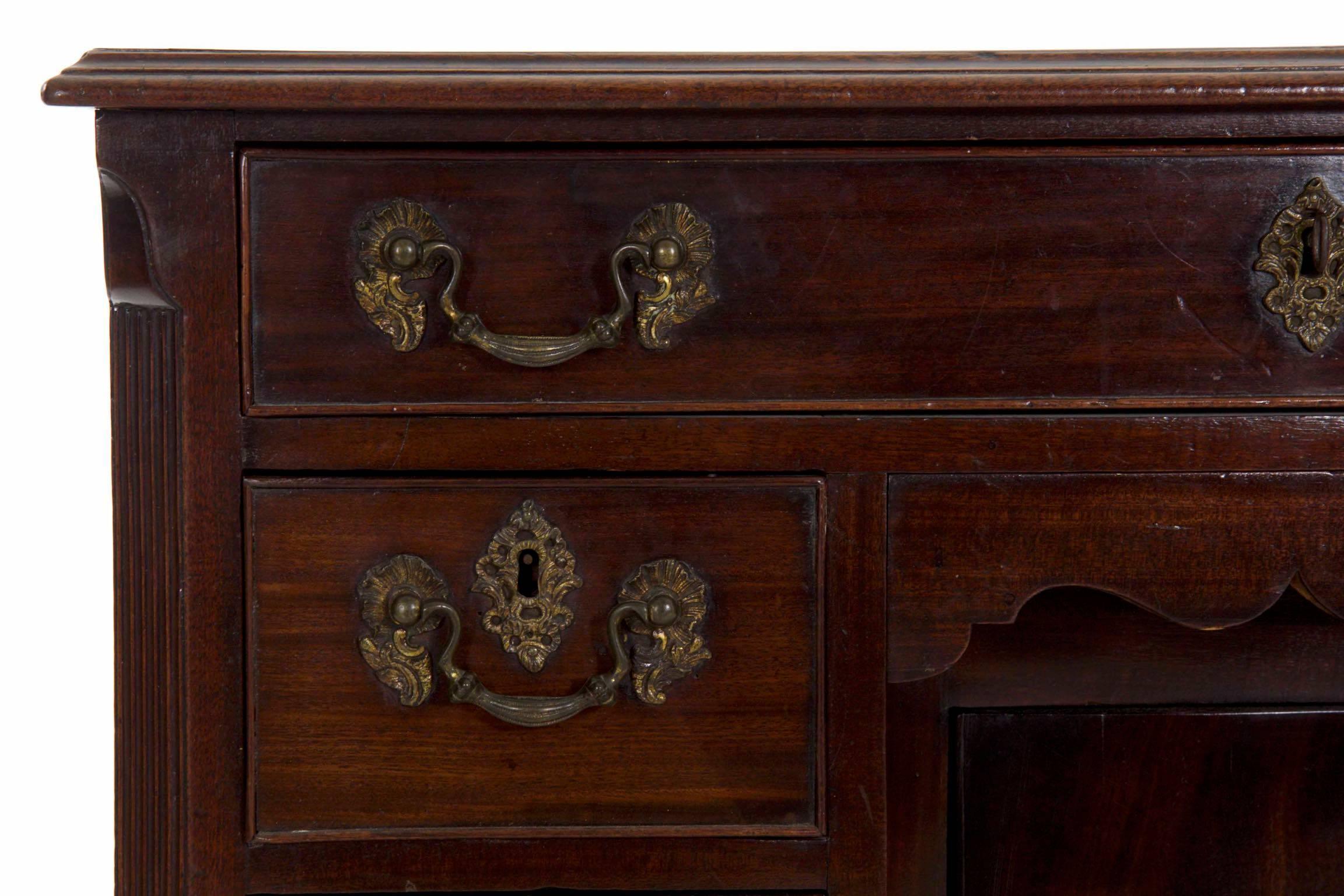 English Chippendale Mahogany Kneehole Writing Desk Table, circa 1750-1770 In Good Condition In Shippensburg, PA
