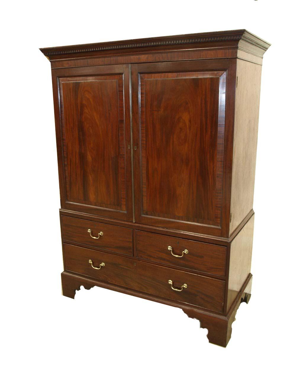 English Chippendale Mahogany Linen Press In Good Condition For Sale In Wilson, NC