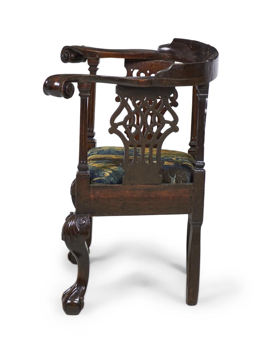 Englischer englischer Chippendale-Mahagoni-Sessel mit runder Rückenlehne im Zustand „Gut“ im Angebot in New York, NY
