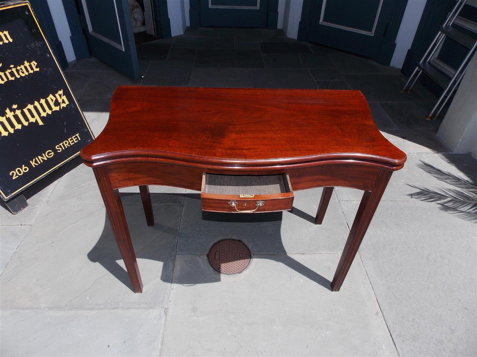 Englischer Chippendale-Mahagoni-Serpentinen-Spieltisch mit einer Schublade und Scharnier, um 1760 im Zustand „Hervorragend“ im Angebot in Hollywood, SC