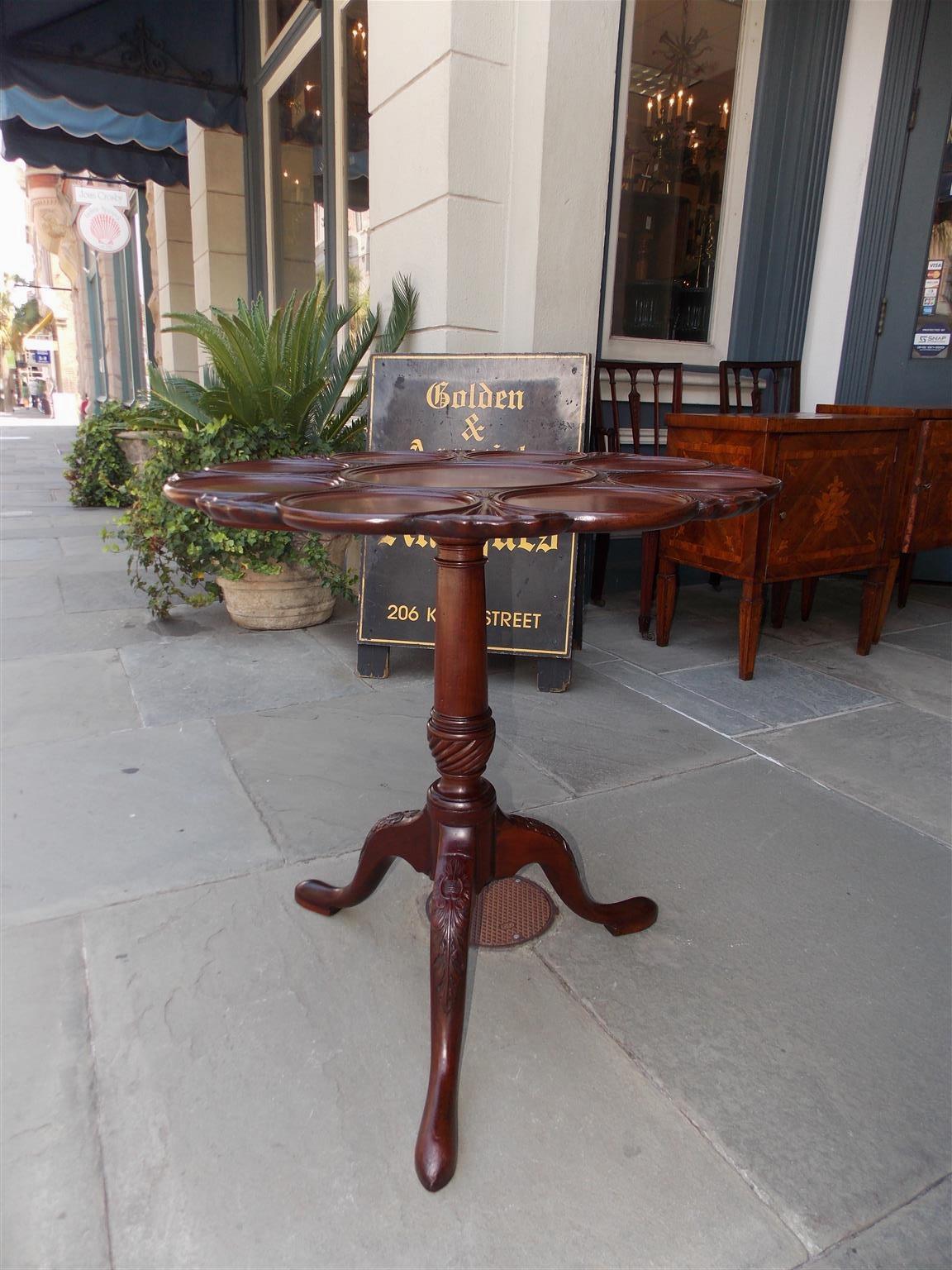 English Chippendale Mahogany Shell and Acanthus Carved Dessert Table, Circa 1760 In Excellent Condition For Sale In Charleston, SC
