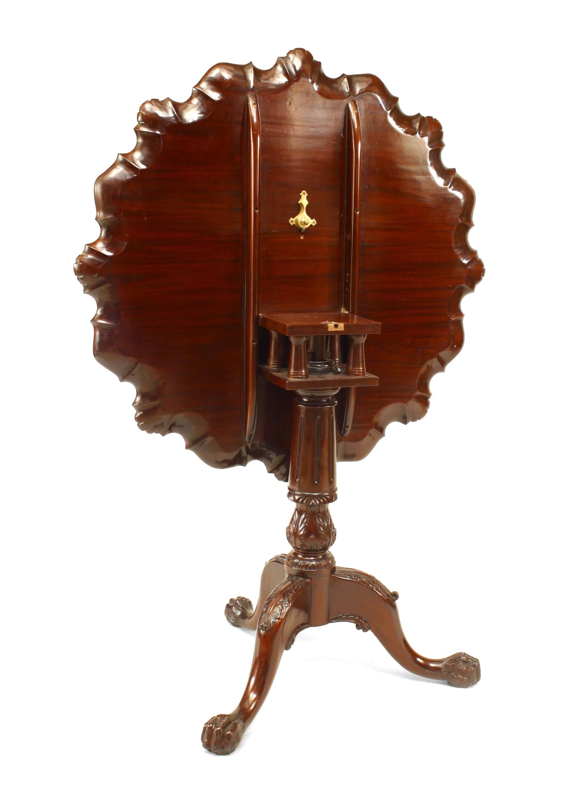 English Chippendale Mahogany Shell End Table In Good Condition For Sale In New York, NY