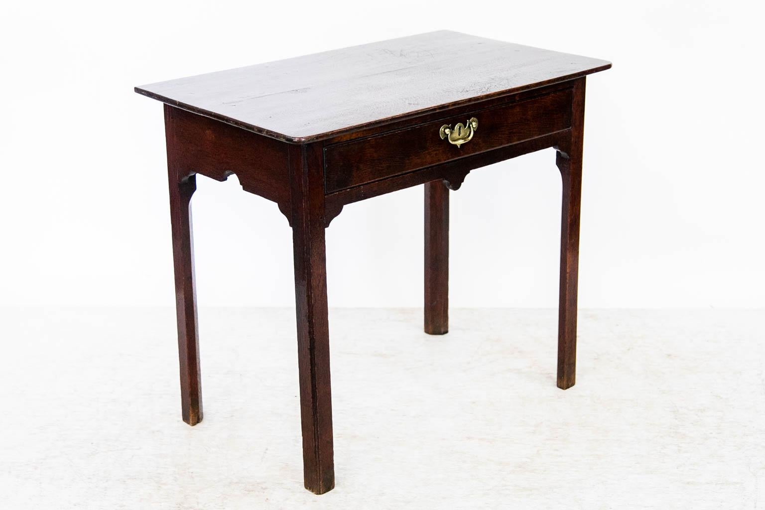 Laiton Table d'appoint anglaise en acajou de style Chippendale en vente