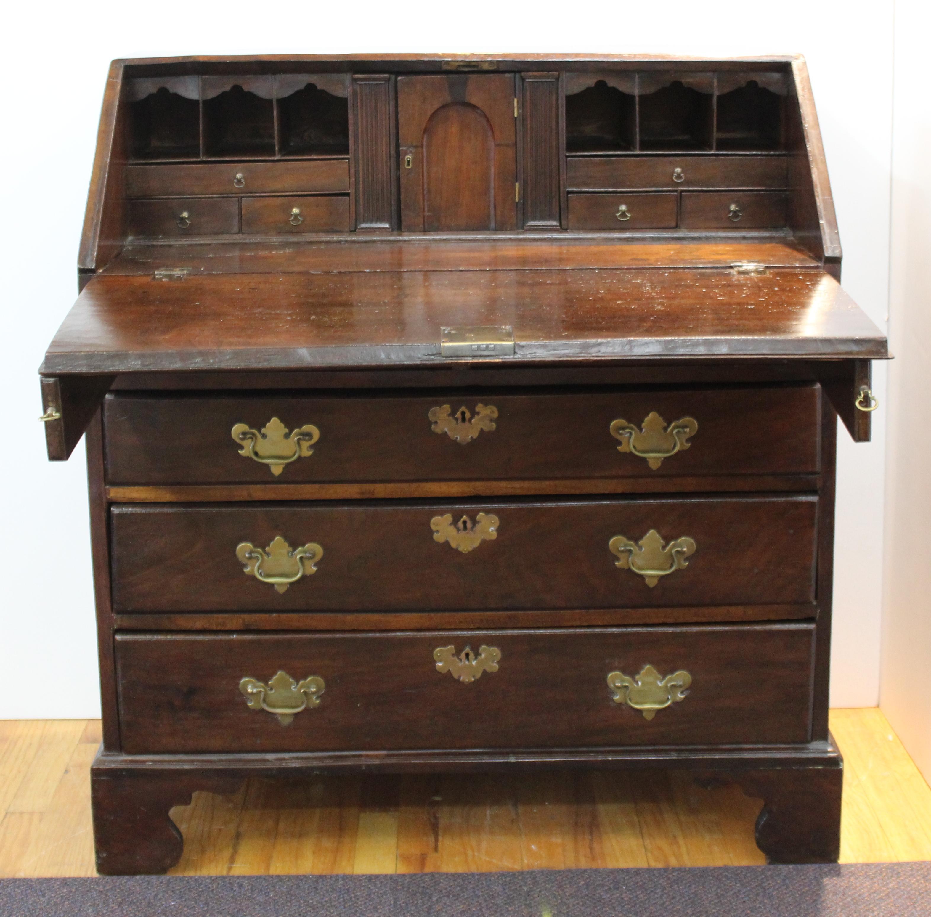 English Chippendale Mahogany Slant Front Desk In Good Condition In New York, NY