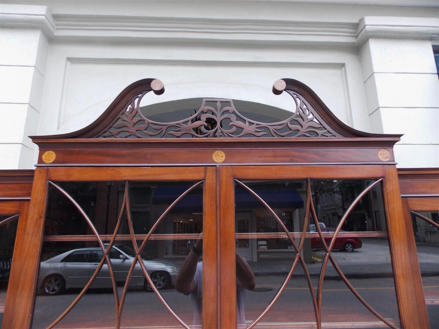 Englische Chippendale-Mahagoni-Schwanenhals-Intarsien-Breakfront mit Schreibtisch, CIRCA 1770 (Messing) im Angebot