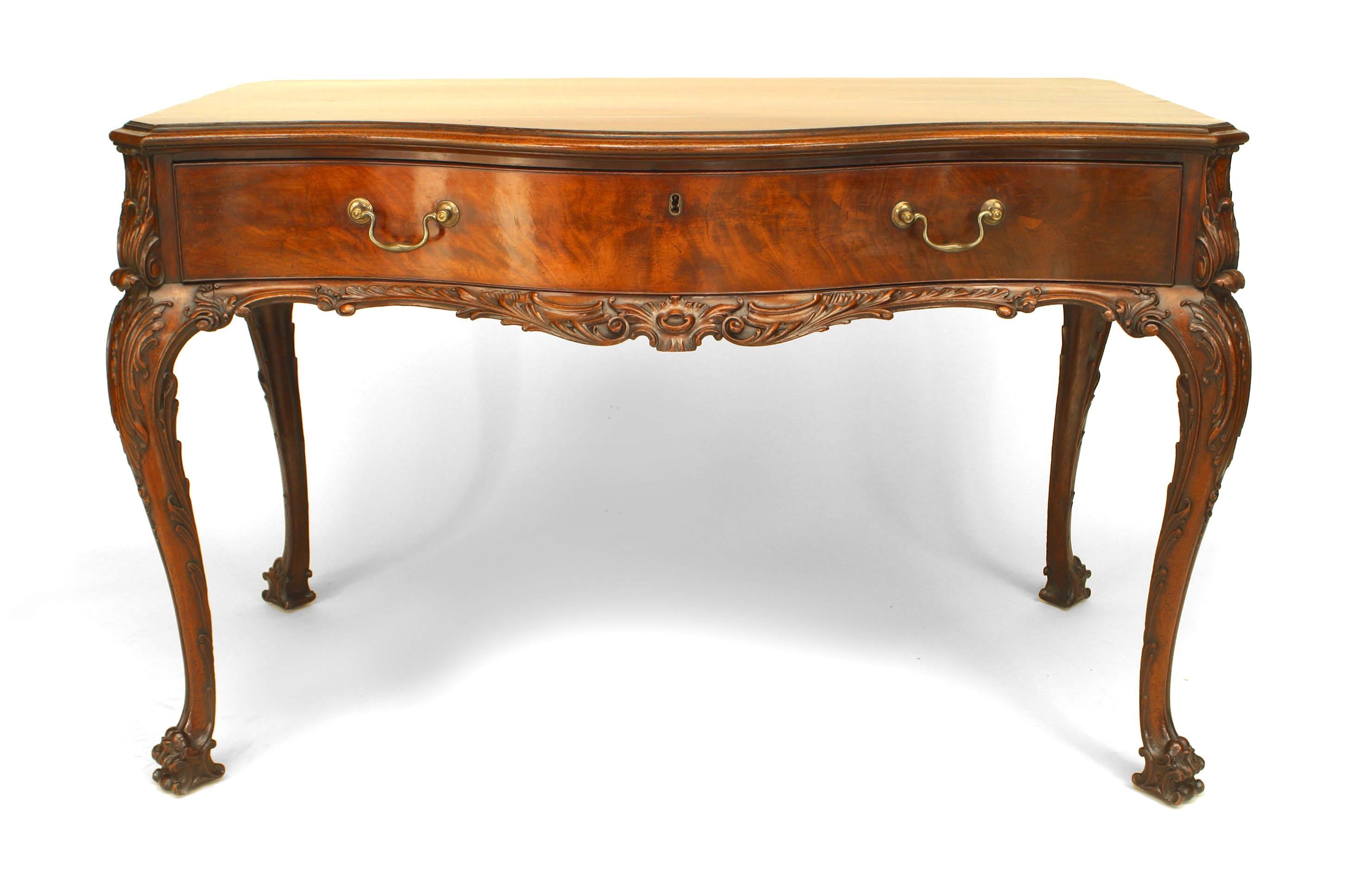 Mesa escritorio inglesa de caoba, estilo Chippendale, s. XVIII-XIX, con frente en forma de serpentina y cajón con tapa corredera de piel, apoyada en patas cabriolé talladas.