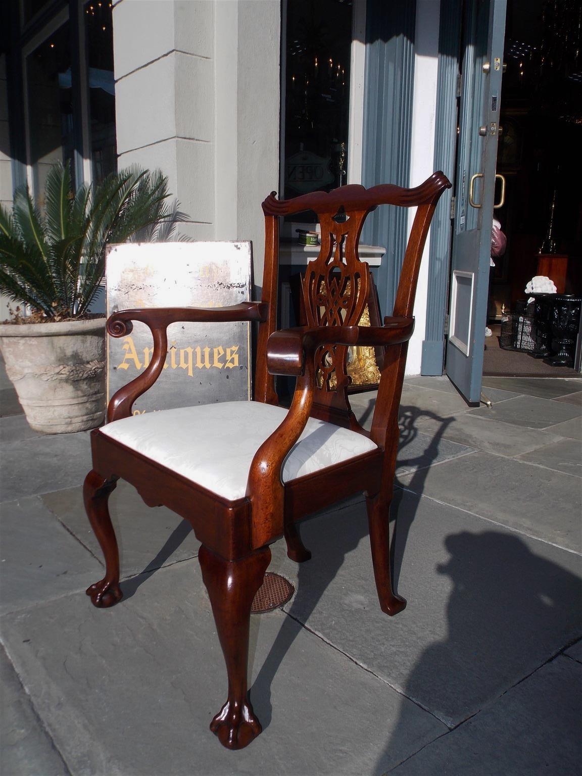 Sculpté à la main Fauteuil Chippendale anglais tapissé d'acajou avec pieds en boule et griffes, vers 1780 en vente