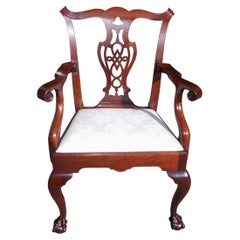Fauteuil Chippendale anglais tapissé d'acajou avec pieds en boule et griffes, vers 1780