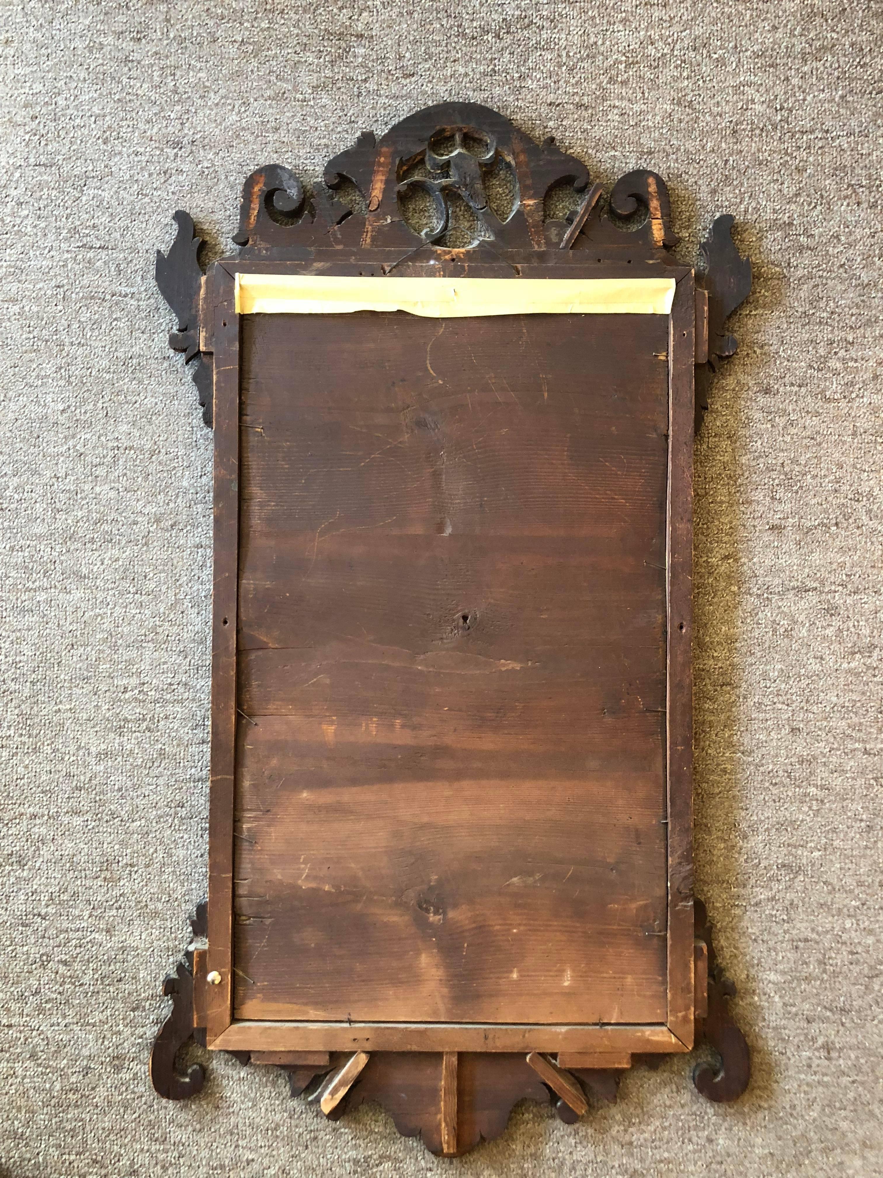 Chippendale Parcel Gilt Mirror with Phoenix Crest In Good Condition For Sale In Southampton, NY