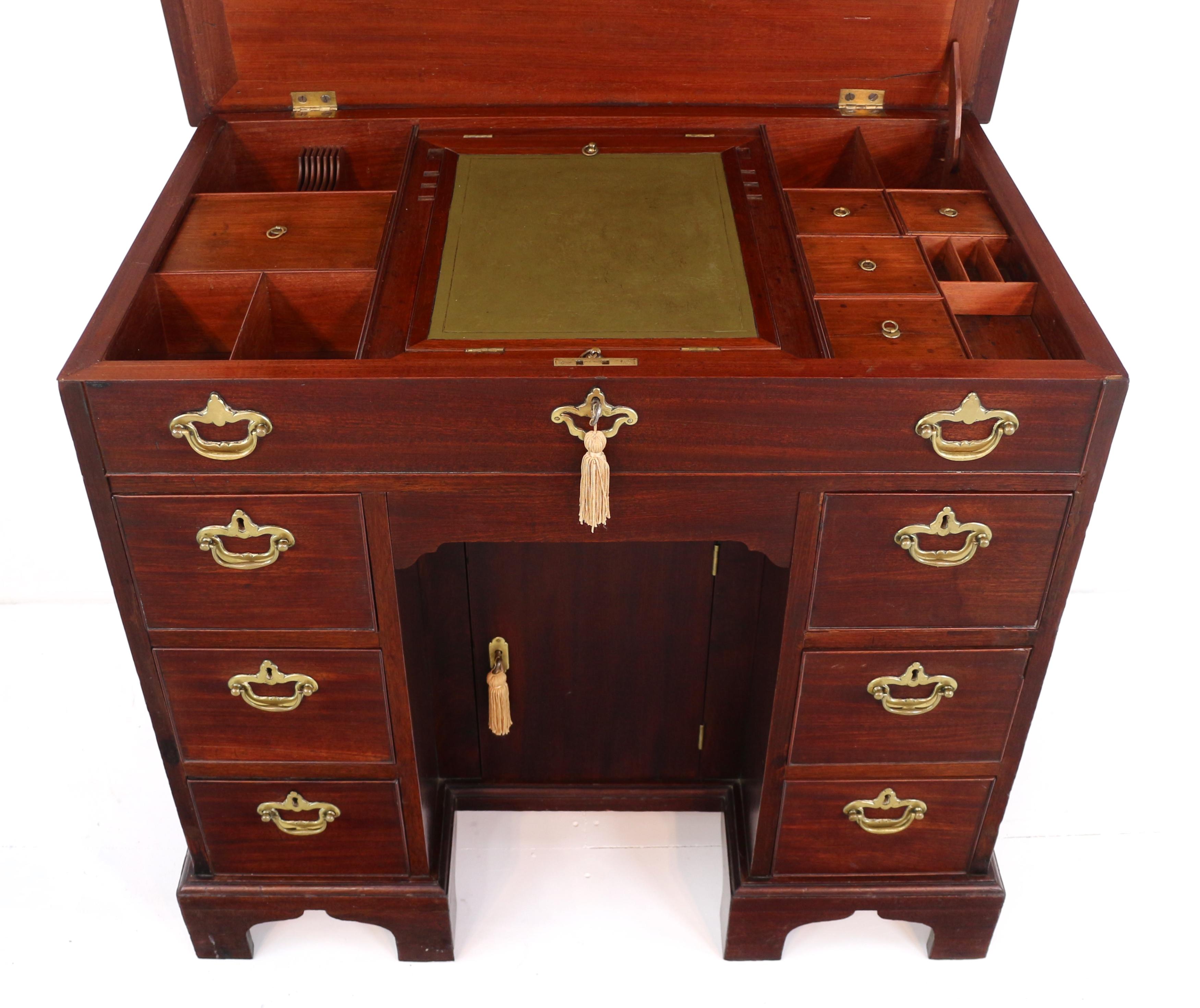English Chippendale Period George II Red Walnut Kneehole Desk Dressing Table For Sale 4
