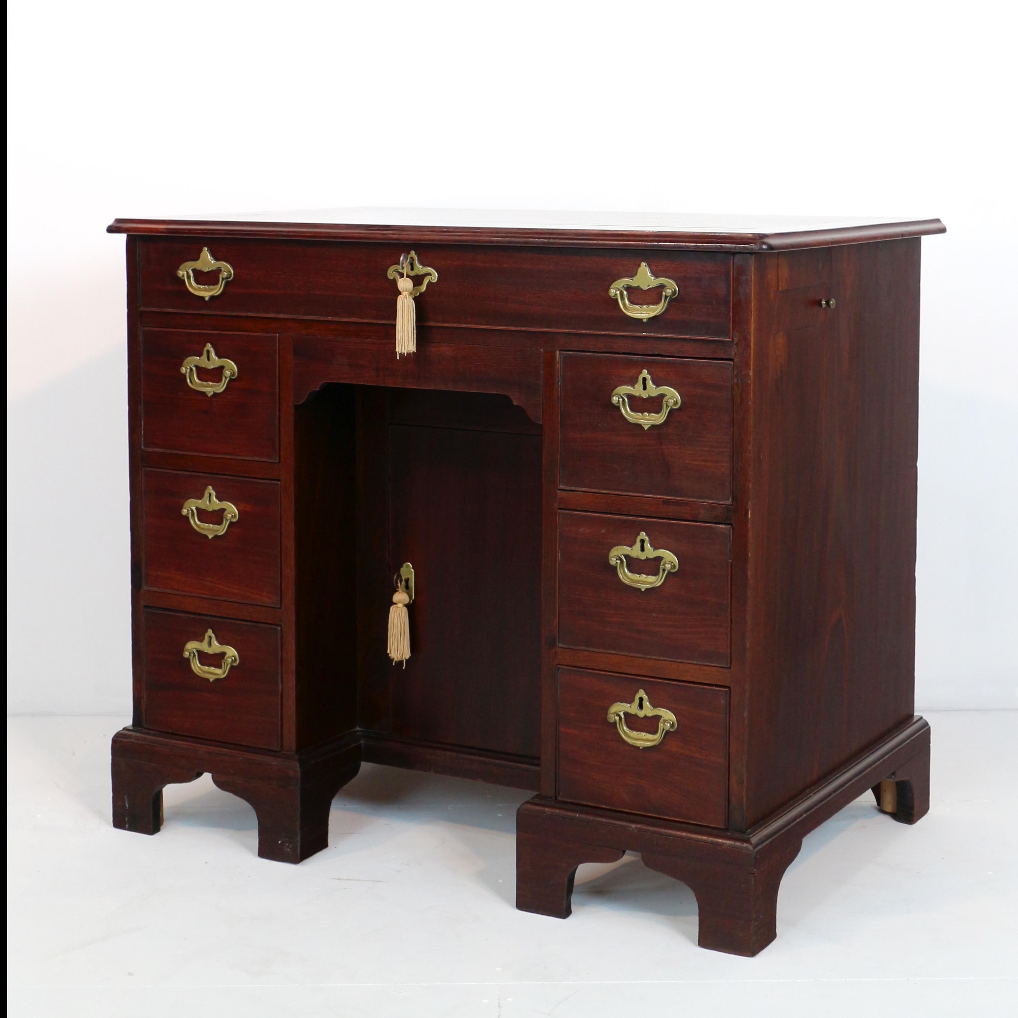 Hand-Crafted English Chippendale Period George II Red Walnut Kneehole Desk Dressing Table For Sale