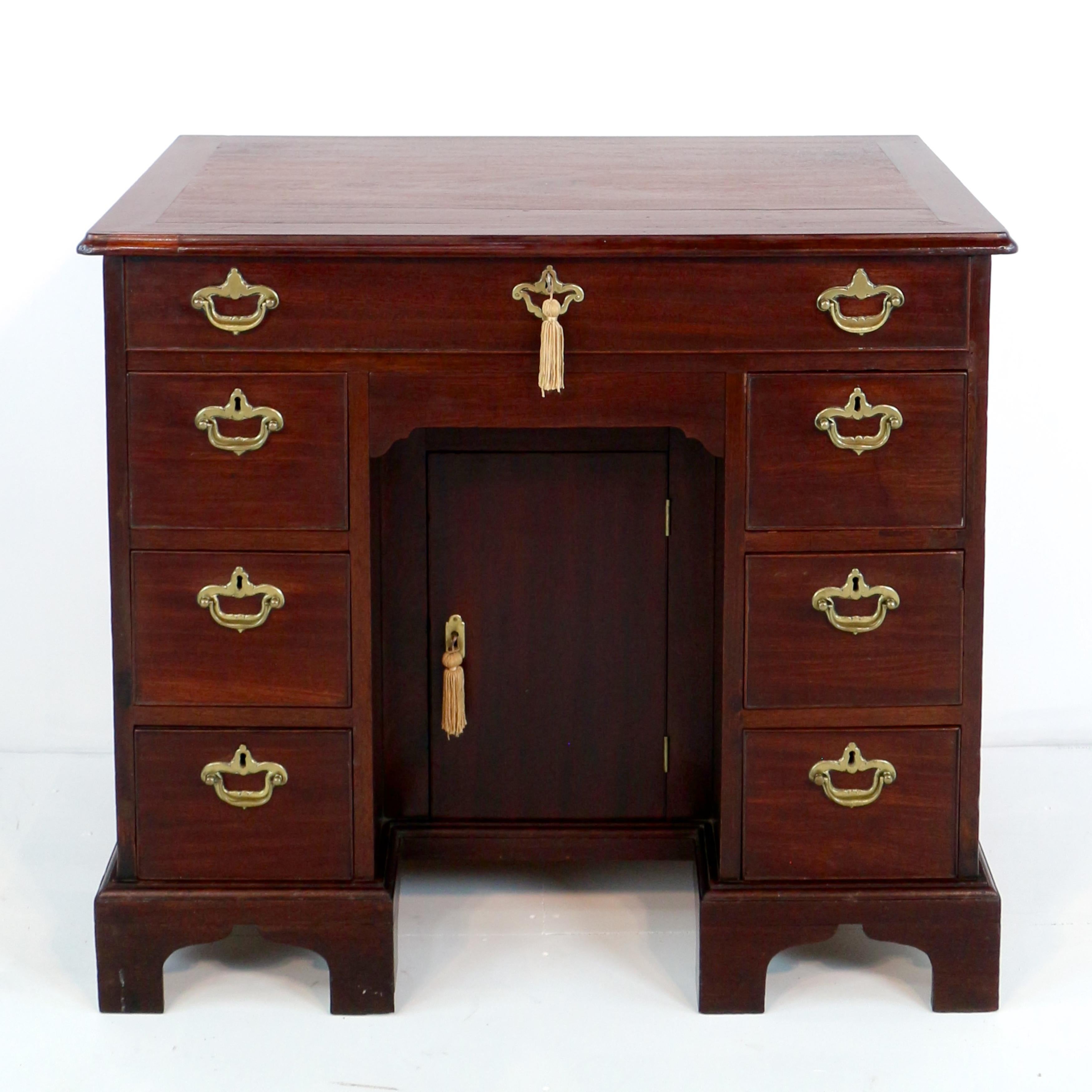 English Chippendale Period George II Red Walnut Kneehole Desk Dressing Table In Good Condition For Sale In Glasgow, GB