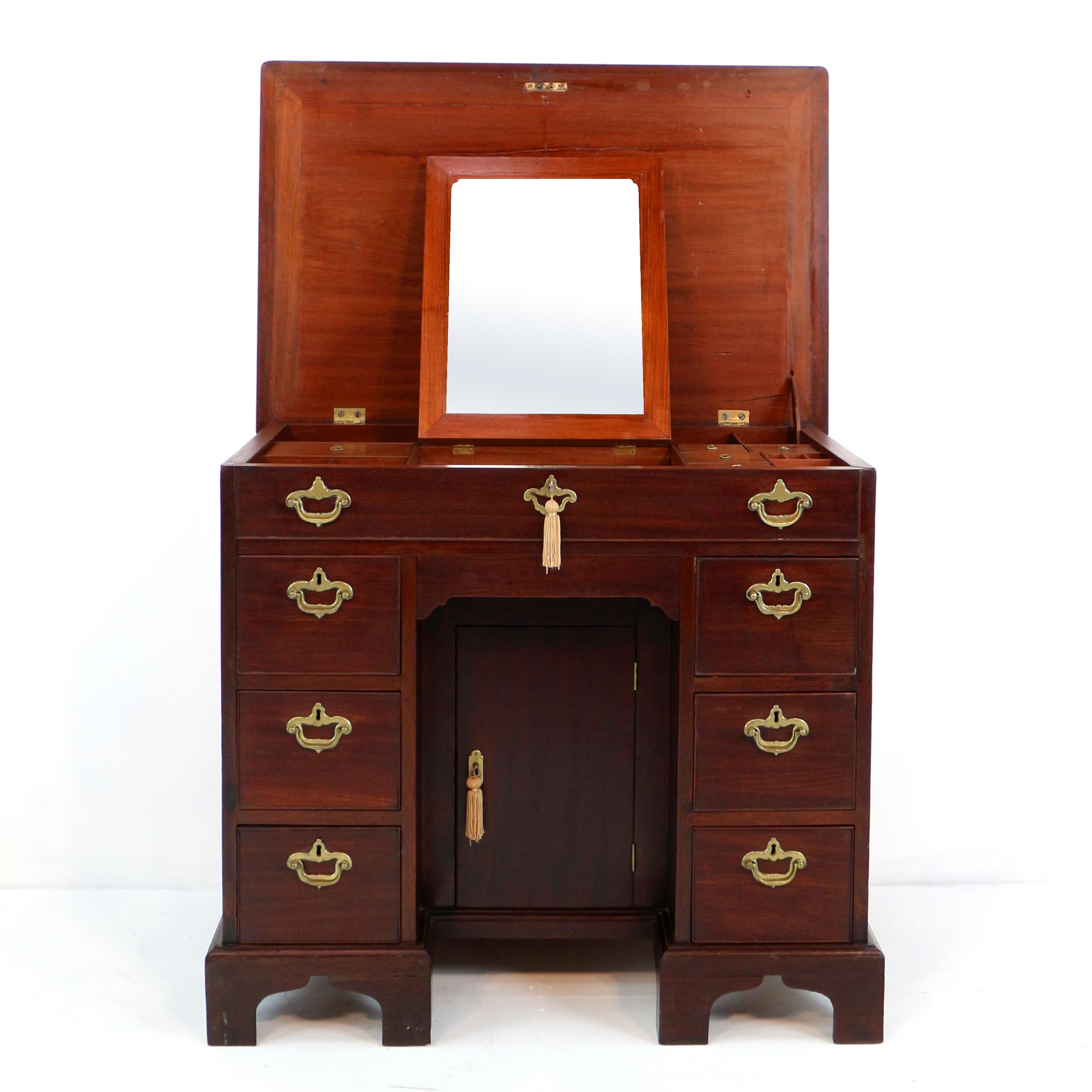 English Chippendale Period George II Red Walnut Kneehole Desk Dressing Table For Sale 1