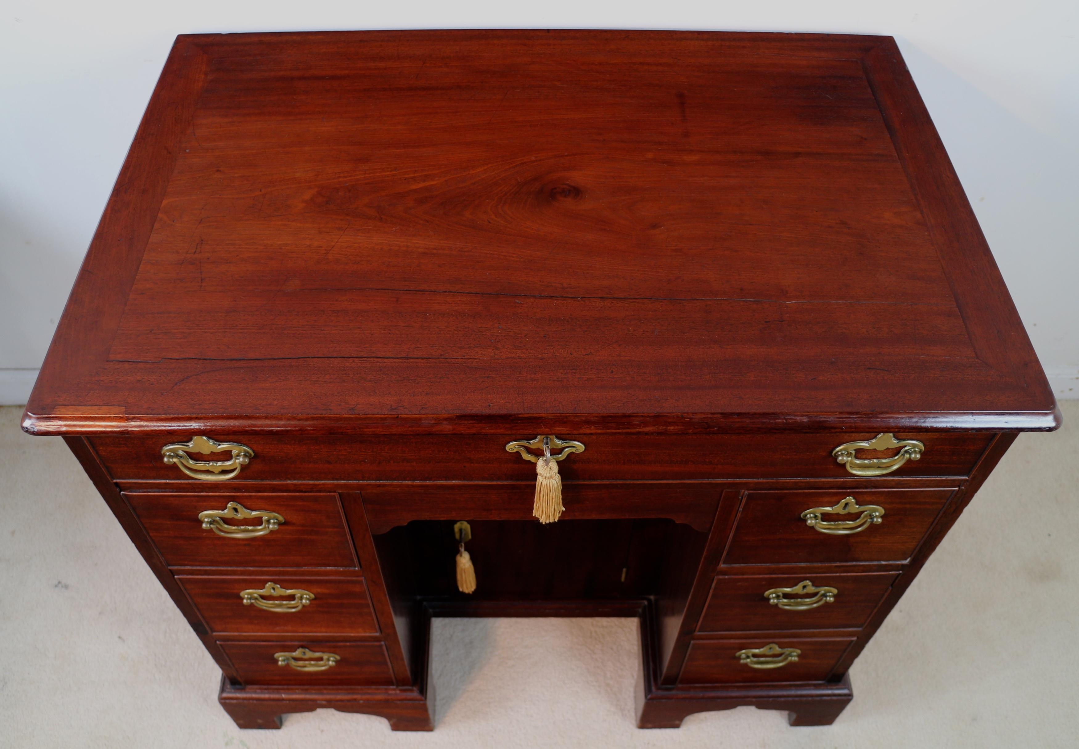 English Chippendale Period George II Red Walnut Kneehole Desk Dressing Table For Sale 2