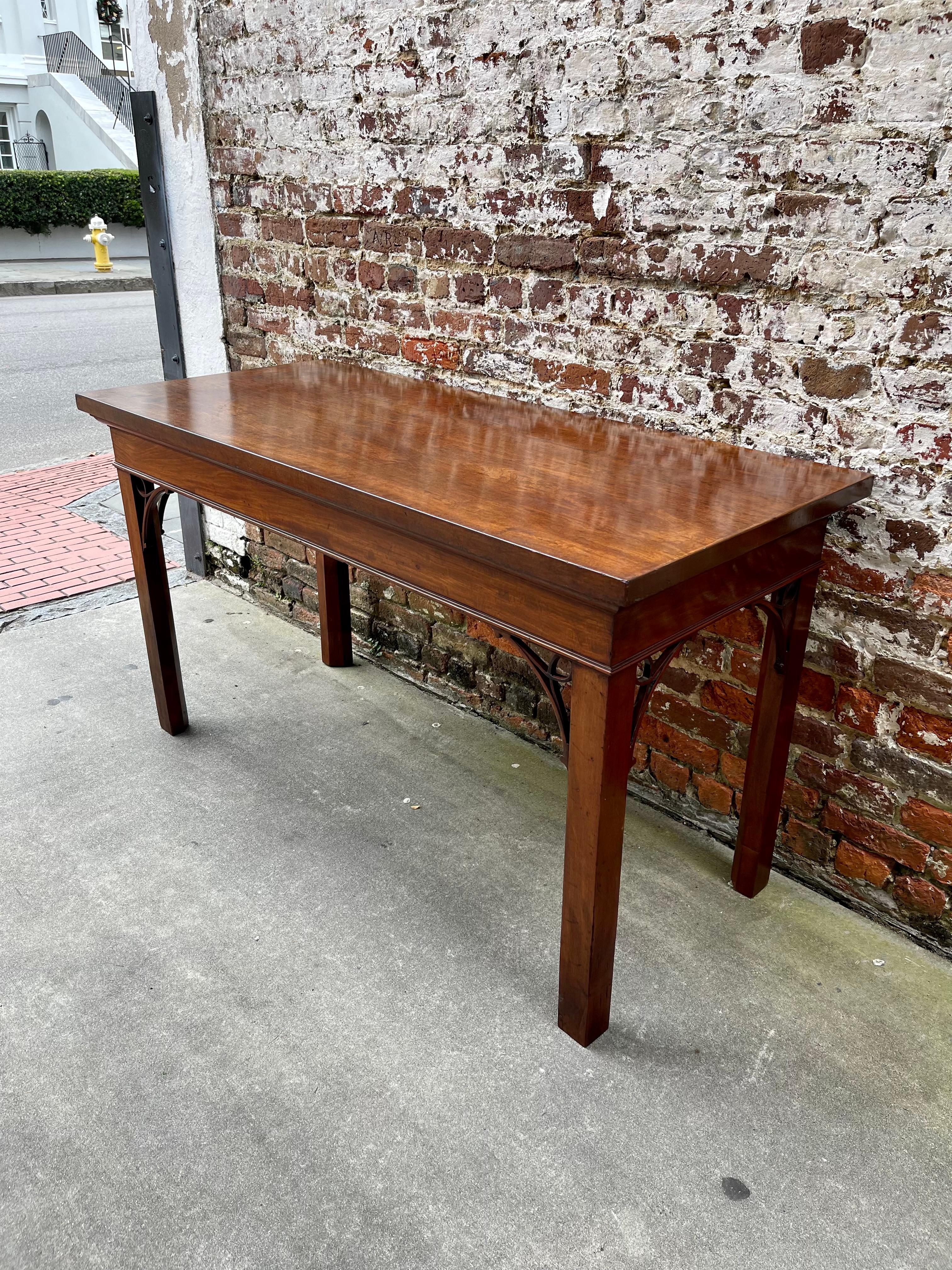 English Chippendale Server / Hall Table Mahogany Late 18th Century In Good Condition In Charleston, SC