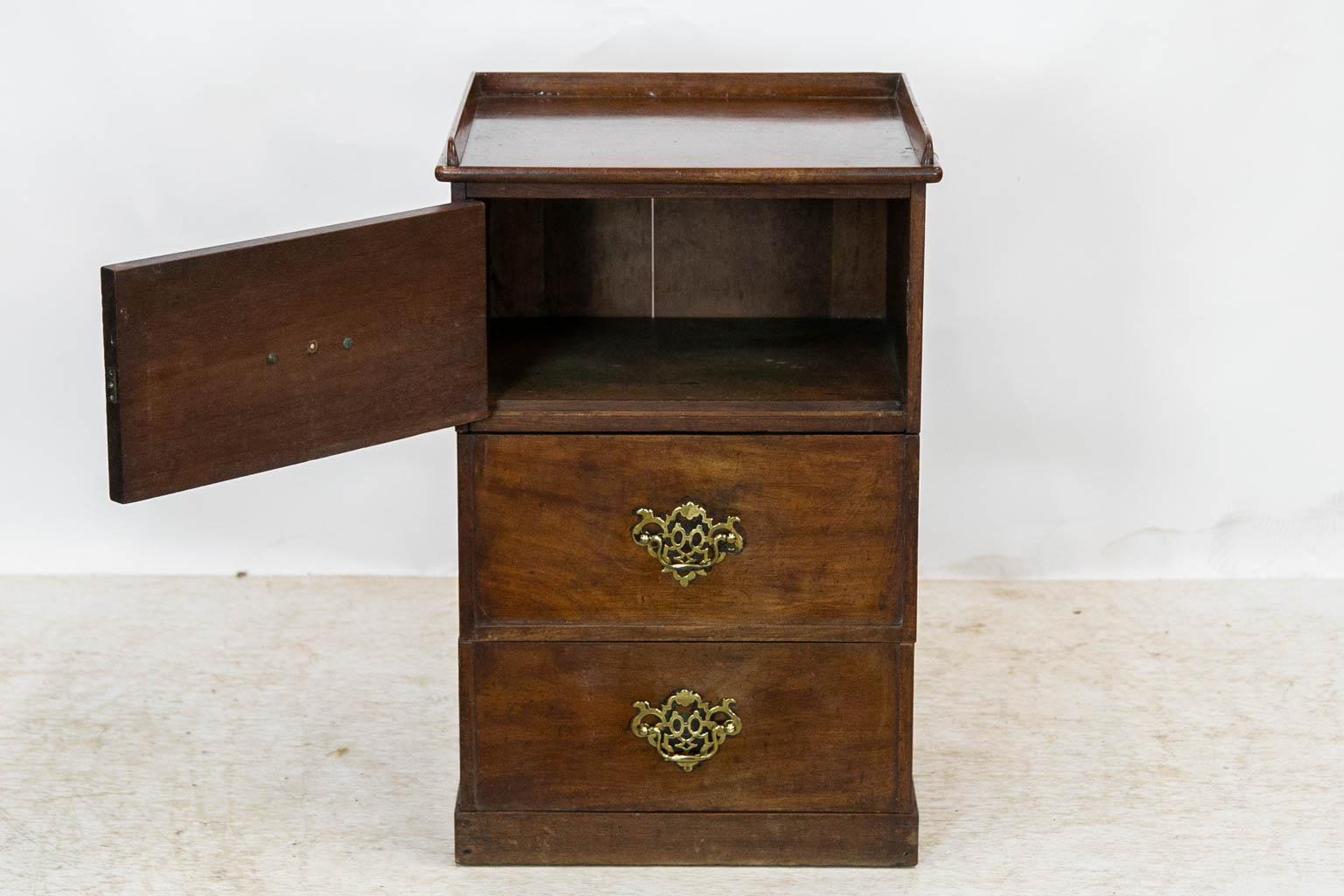 Inglese Piccola cassettiera/armadio Chippendale inglese in vendita