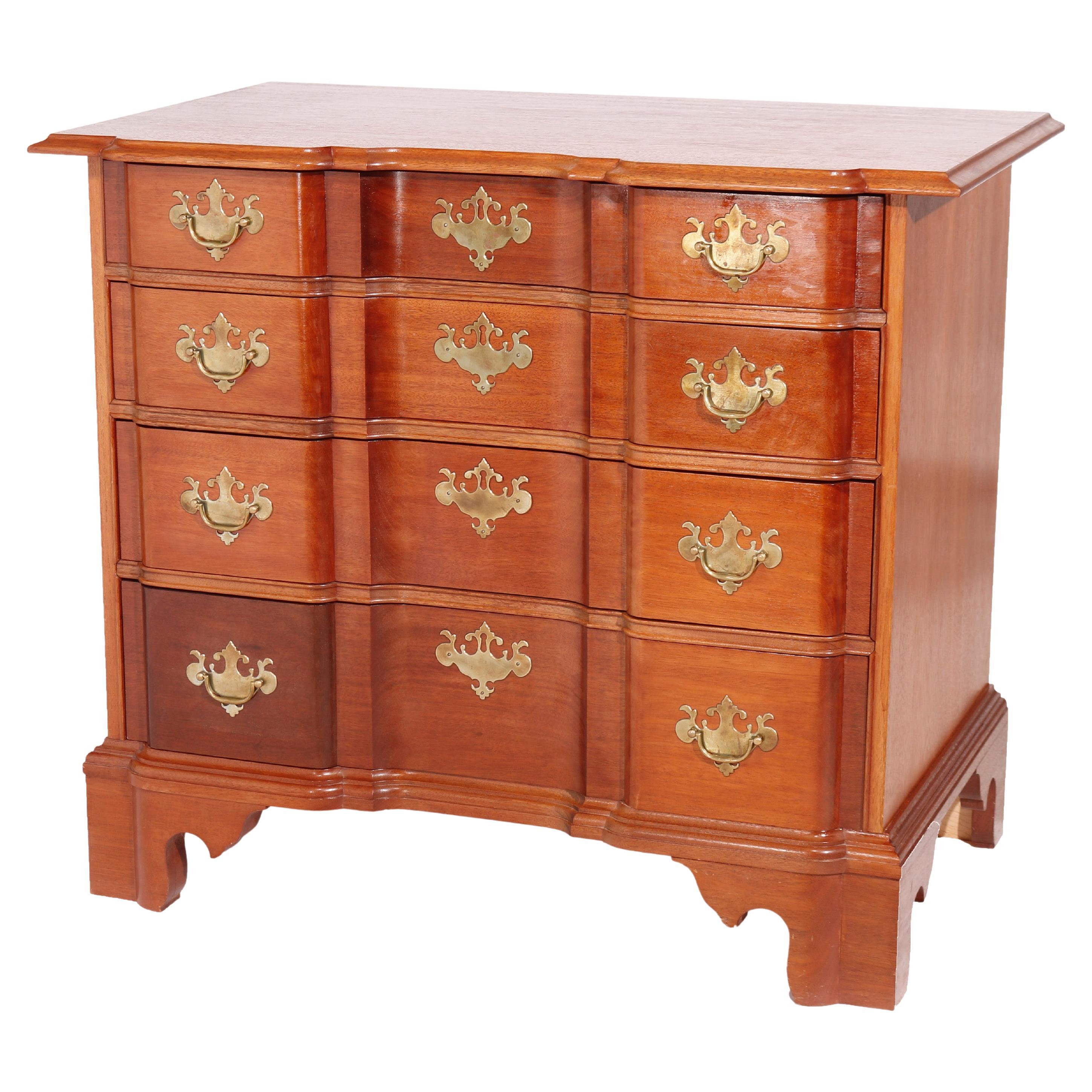 Commode anglaise de style Chippendale à façade en bloc, collection Bartley, 20e siècle