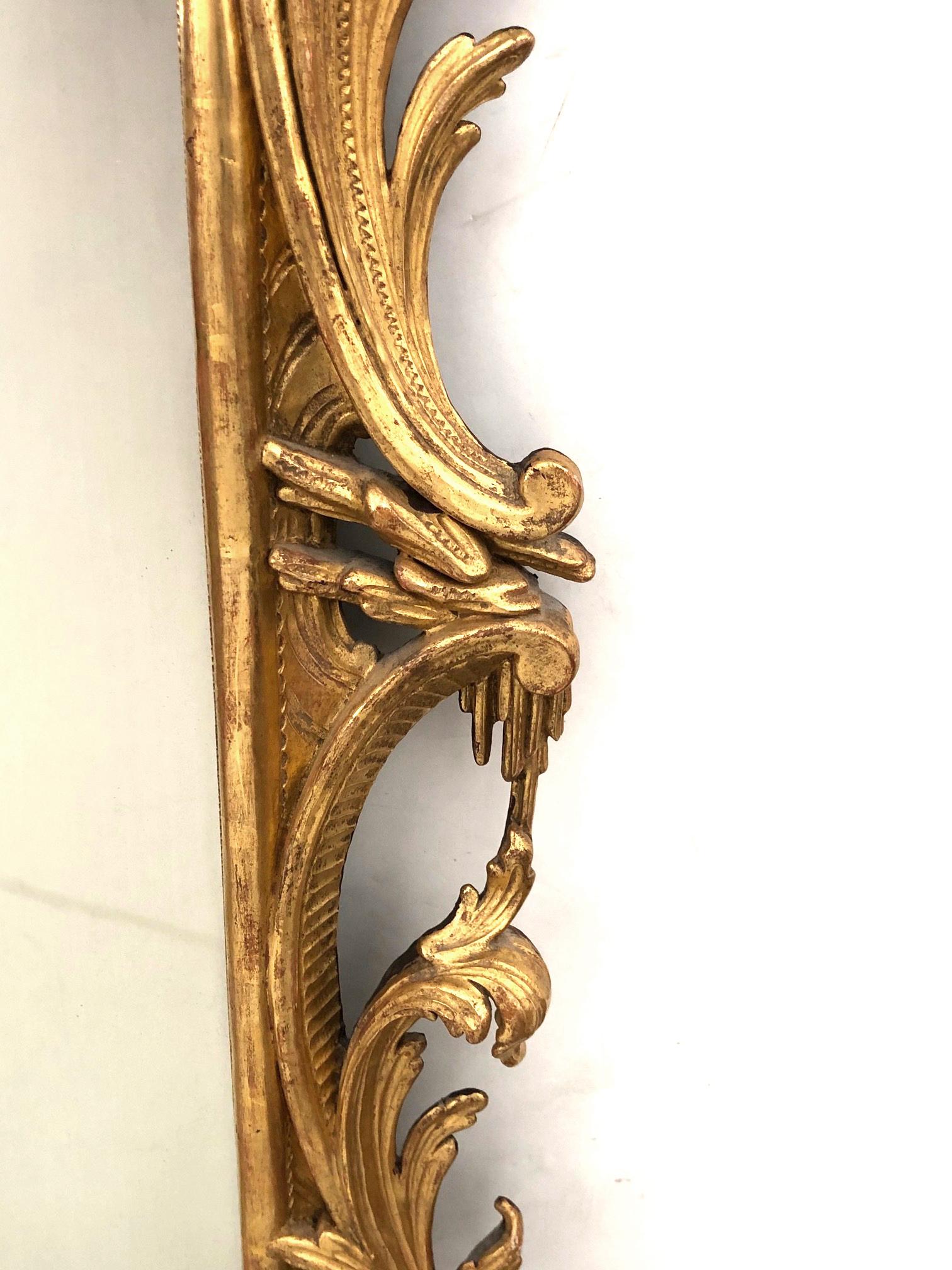Anglais Miroir en bois doré sculpté de style Chippendale anglais dans le goût chinois en vente