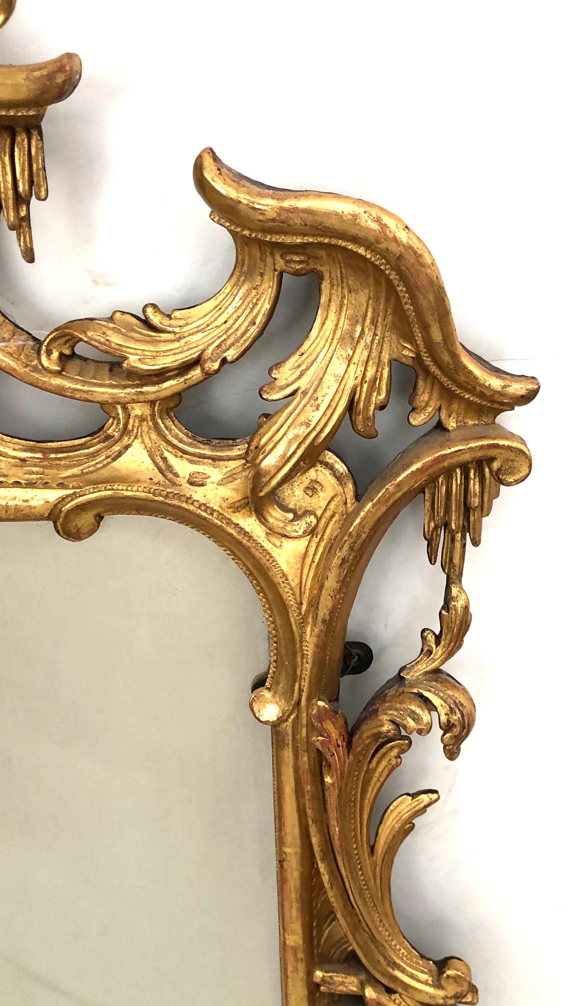 Miroir en bois doré sculpté de style Chippendale anglais dans le goût chinois Excellent état - En vente à San Francisco, CA