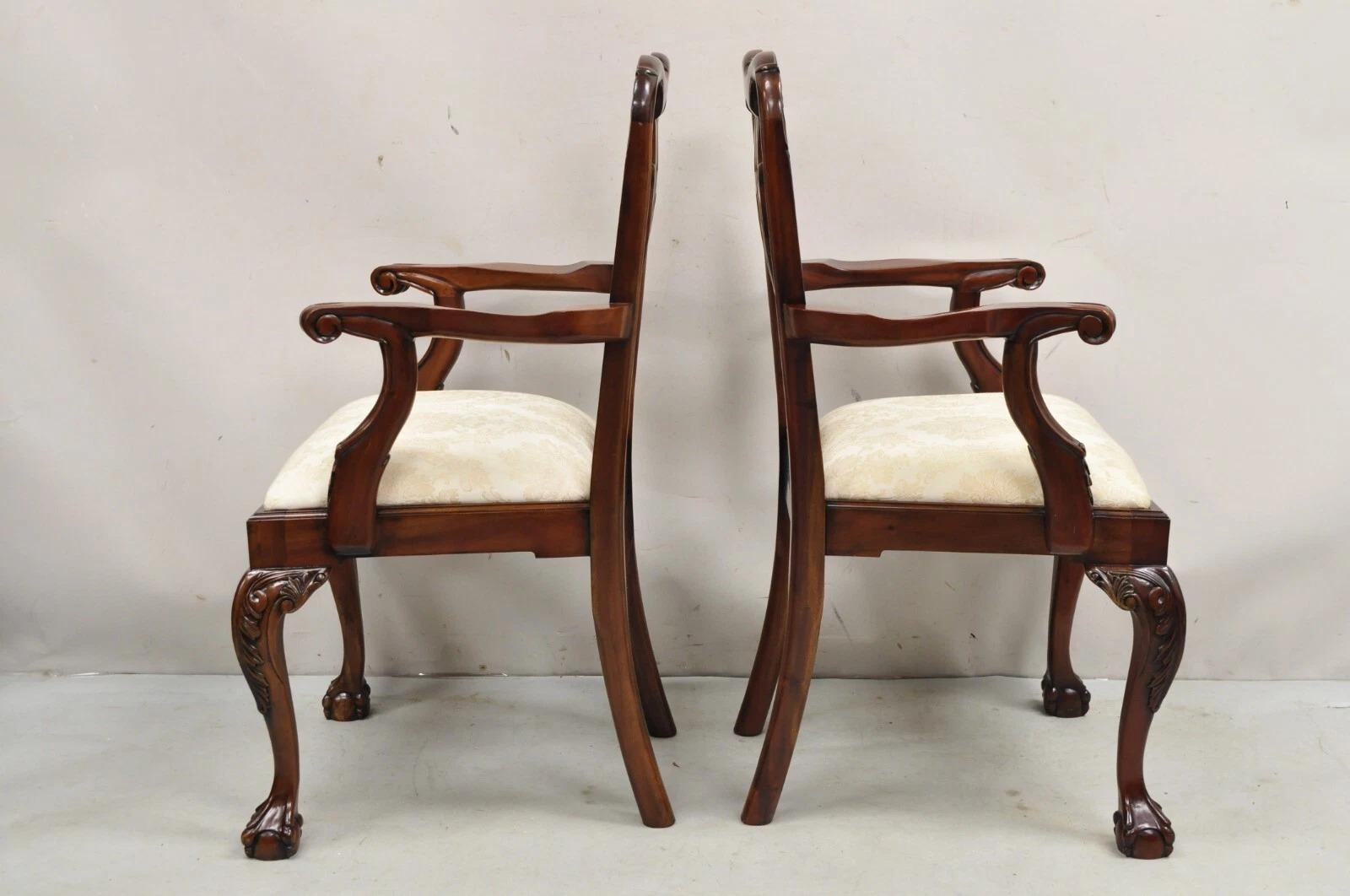 Paire de chaises à bras de salle à manger en acajou sculpté de style Chippendale - Ball and Claw en vente 4
