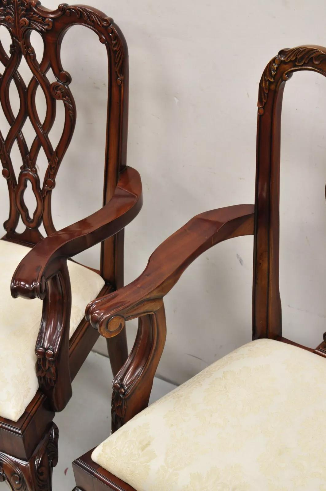 Poltrone da pranzo in stile Chippendale inglese in mogano intagliato Ball and Claw - una coppia in vendita 5