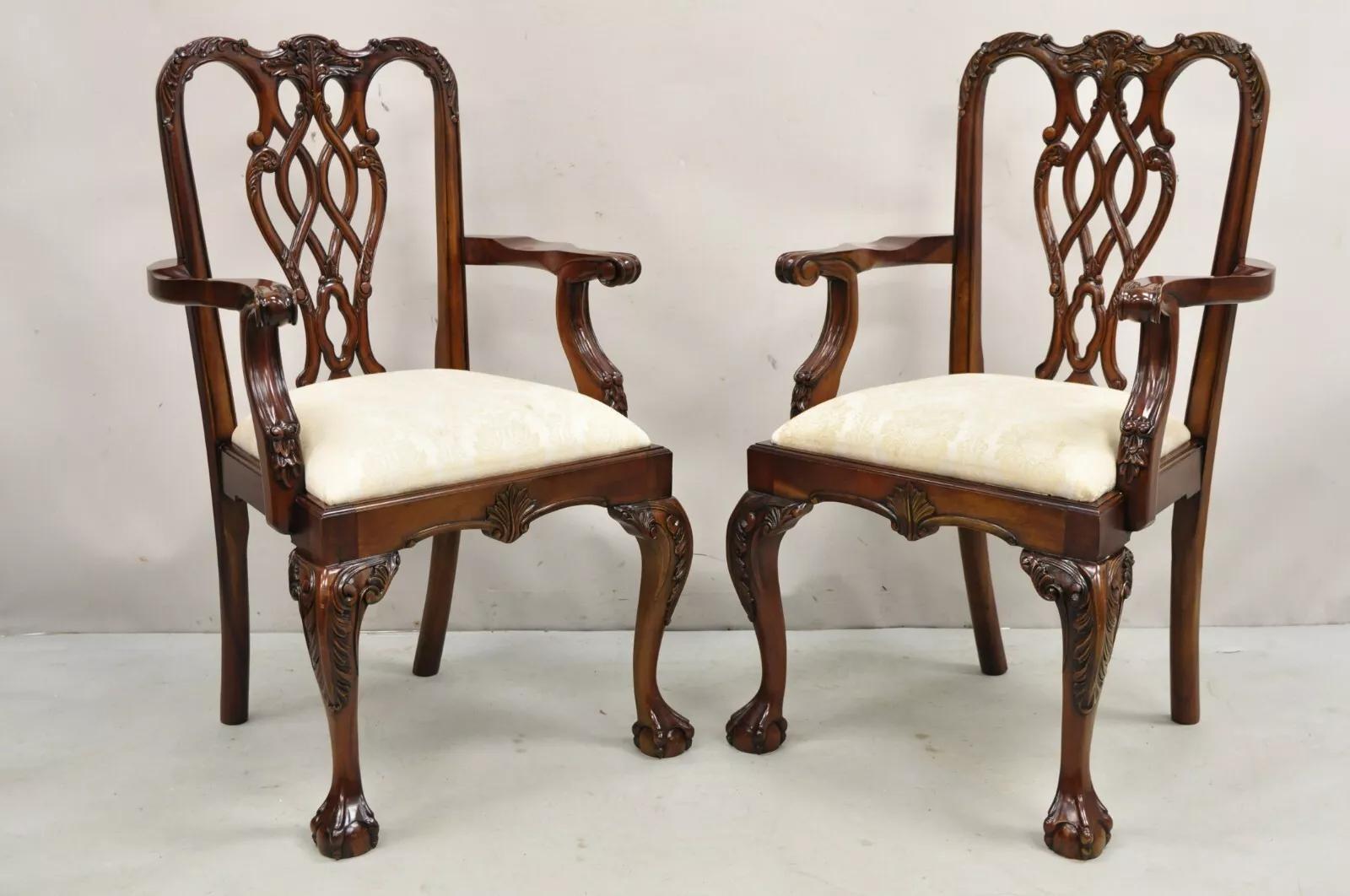 Poltrone da pranzo in stile Chippendale inglese in mogano intagliato Ball and Claw - una coppia. L'articolo presenta cornici in legno massiccio, bellissime venature del legno, dettagli ben intagliati, piedini a sfera e artiglio intagliati, qualità